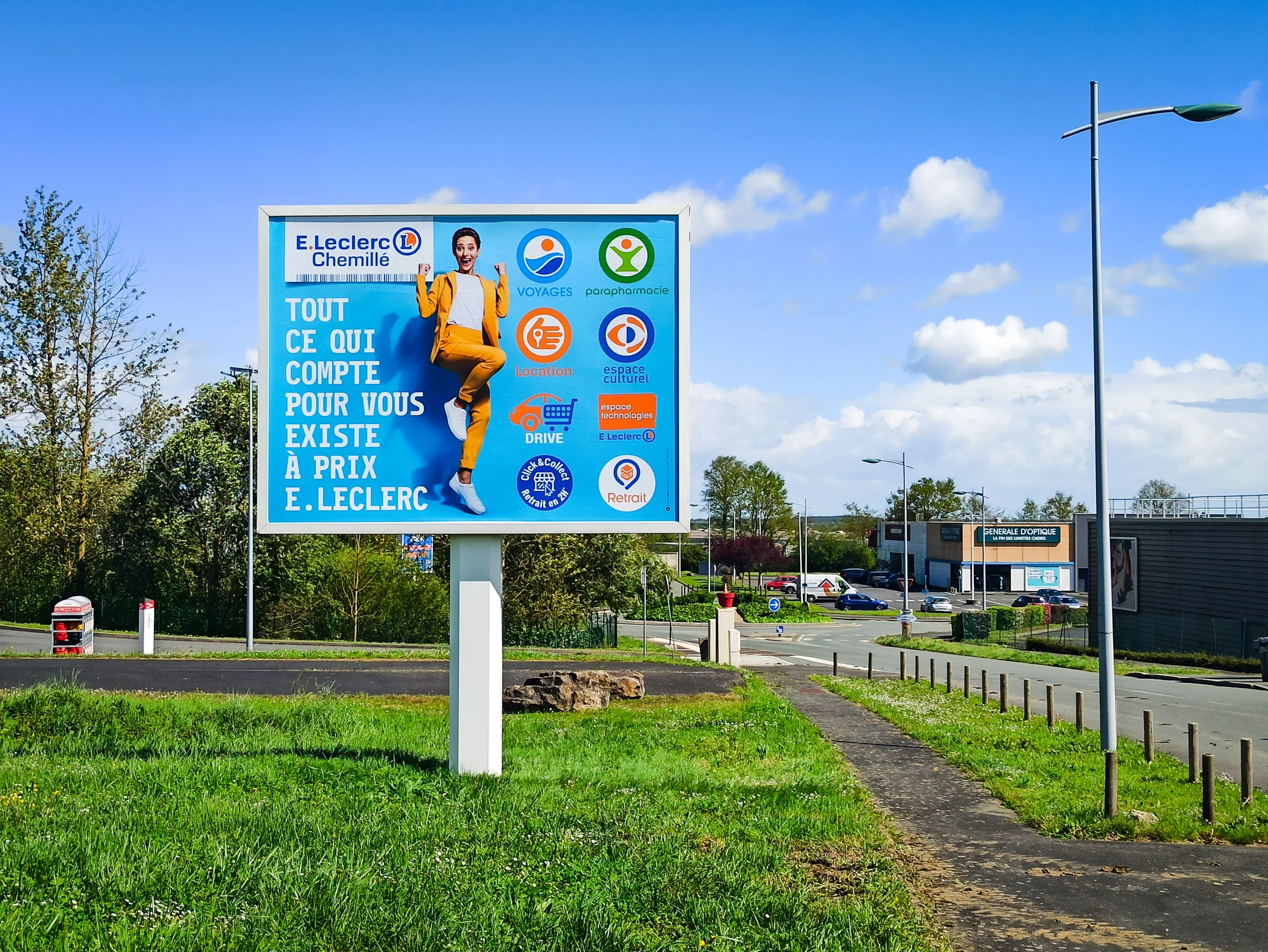 Panneau d’affichage permanent Sodicos au E.Leclerc de Chemillé-en-Anjou.