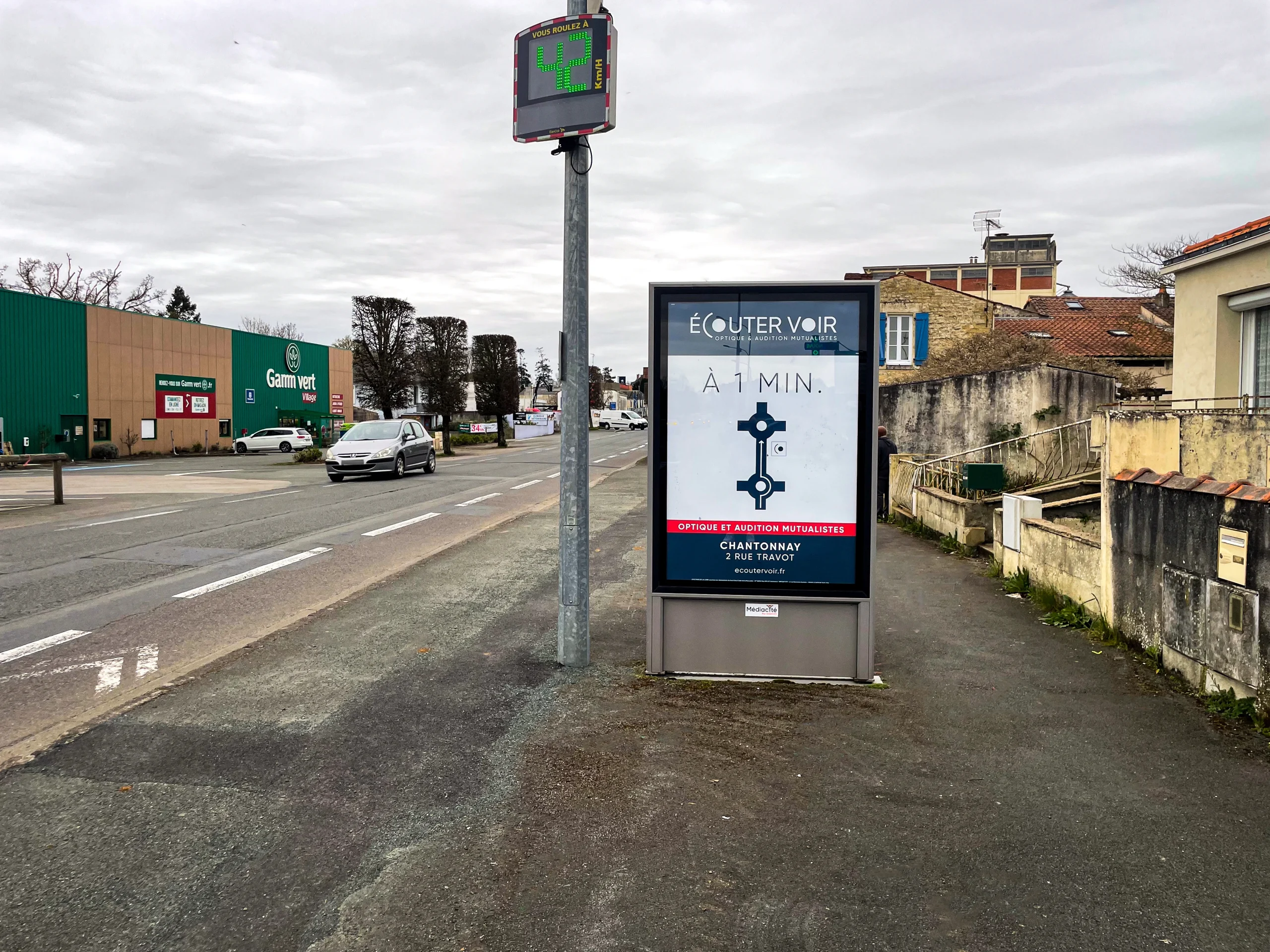 Affichage permanent urbain à Chantonnay — panneau publicitaire mobilier urbain 2 m2 Sodicos avec visuel “Écouter Voir” installé en bord de rue