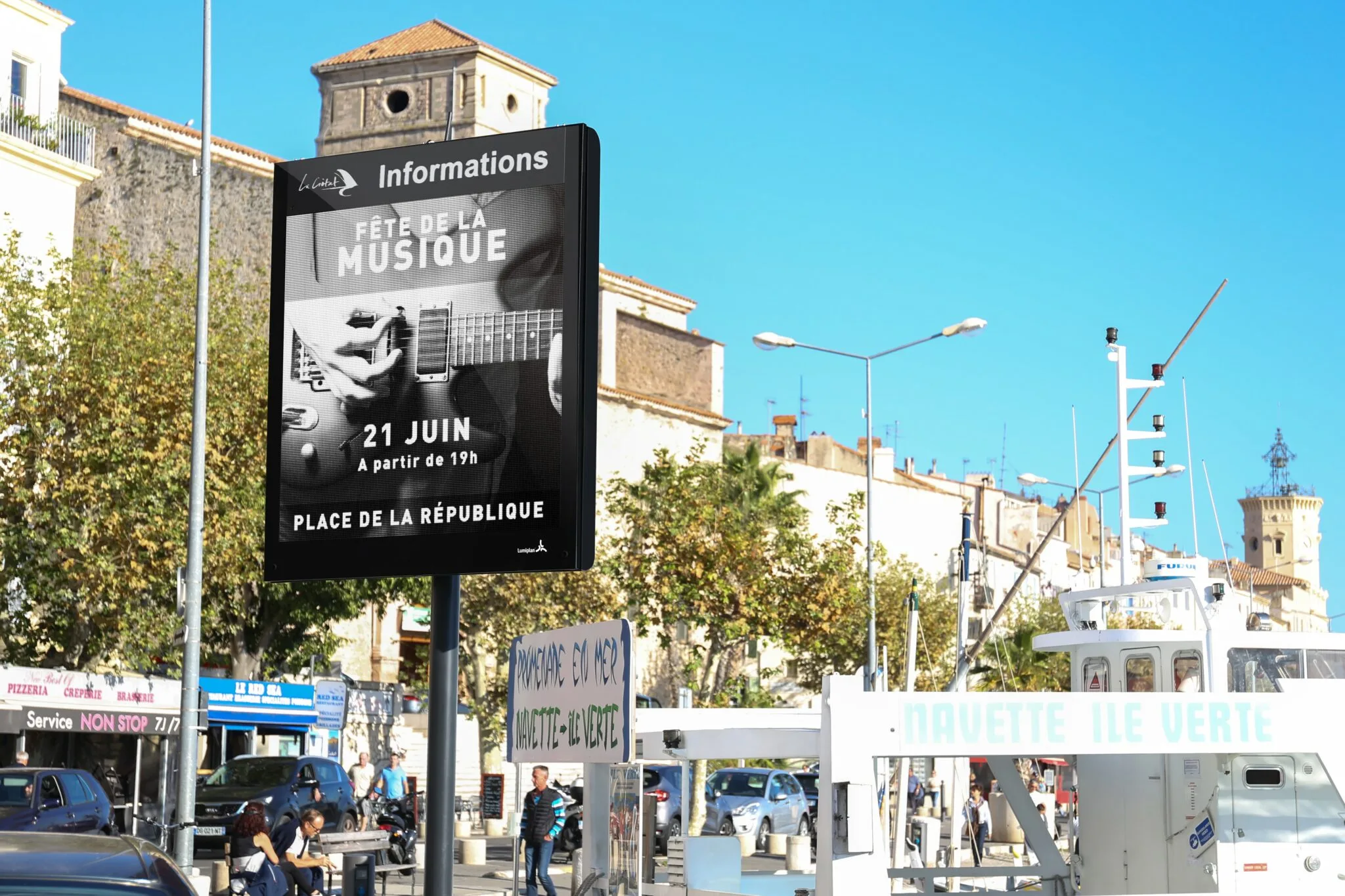 Journal d’information municipal affiché sur un mobilier urbain d’information en milieu urbain