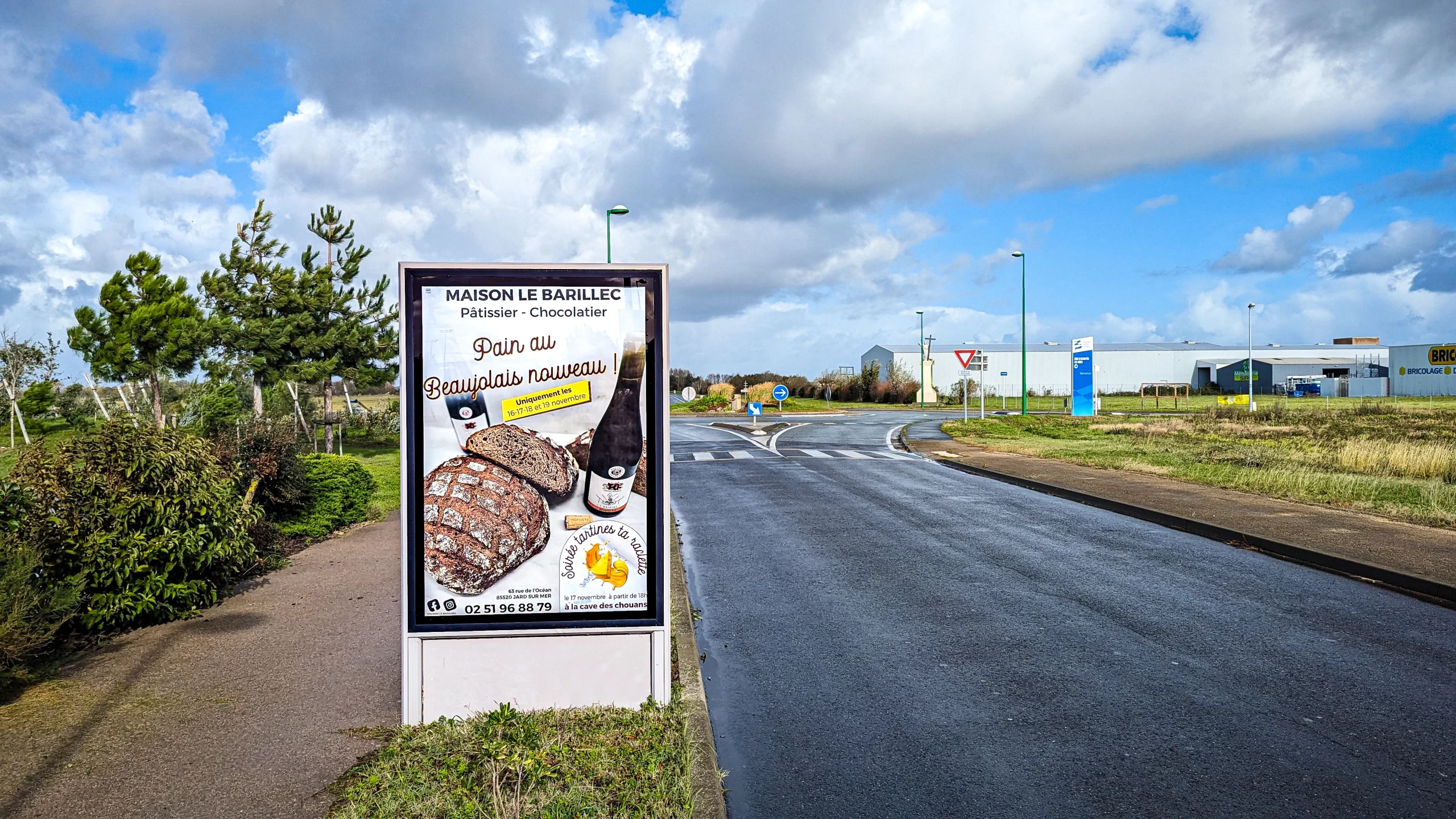 Mobilier de communication sur mesure installé en extérieur à Jard-sur-Mer par Sodicos — totems et panneaux signalétiques dans un cadre paysager