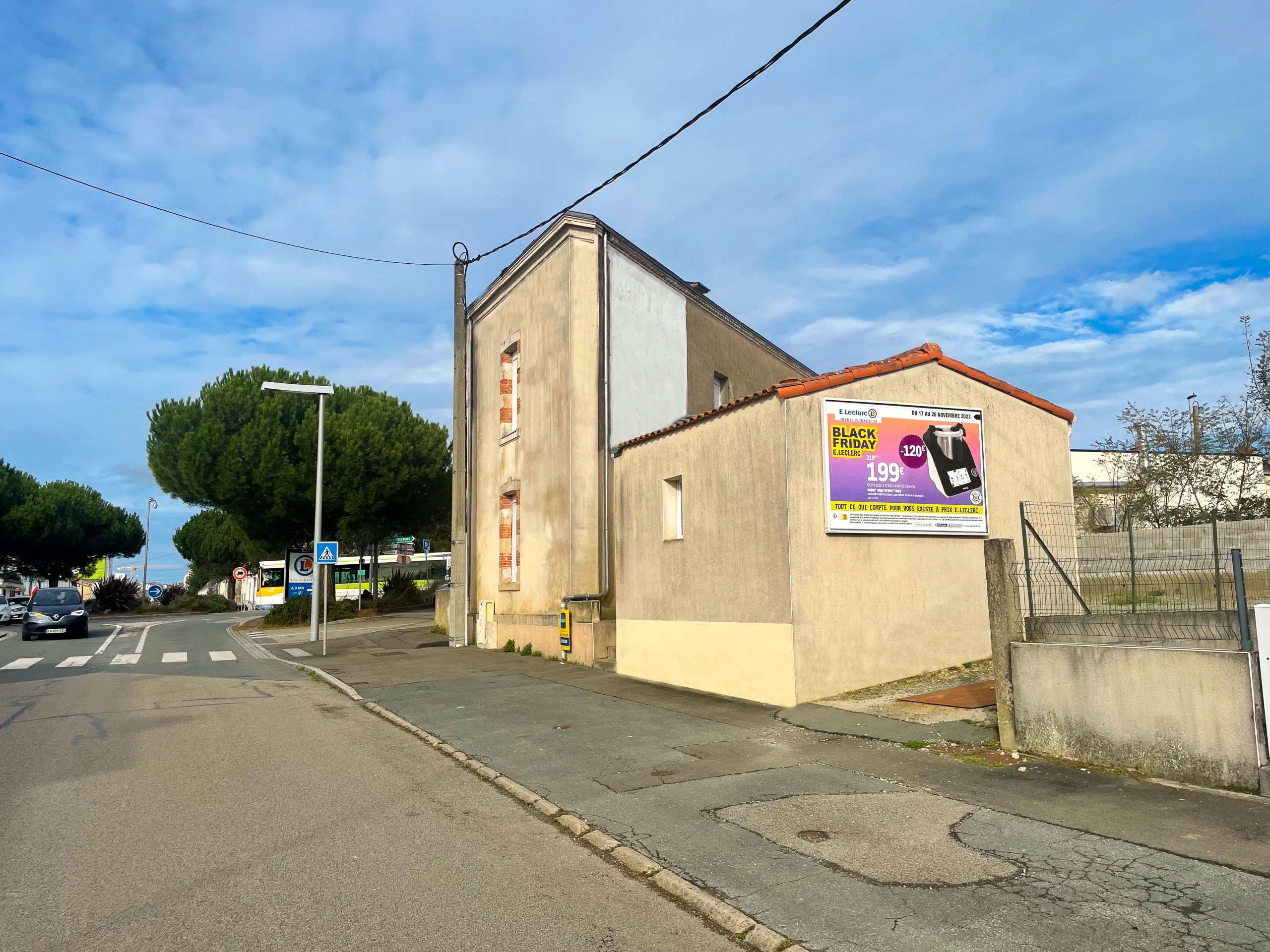 panneau publicitaire E.LECLERC à La Roche-sur-Yon par Sodicos, installer chez bailleurs privé