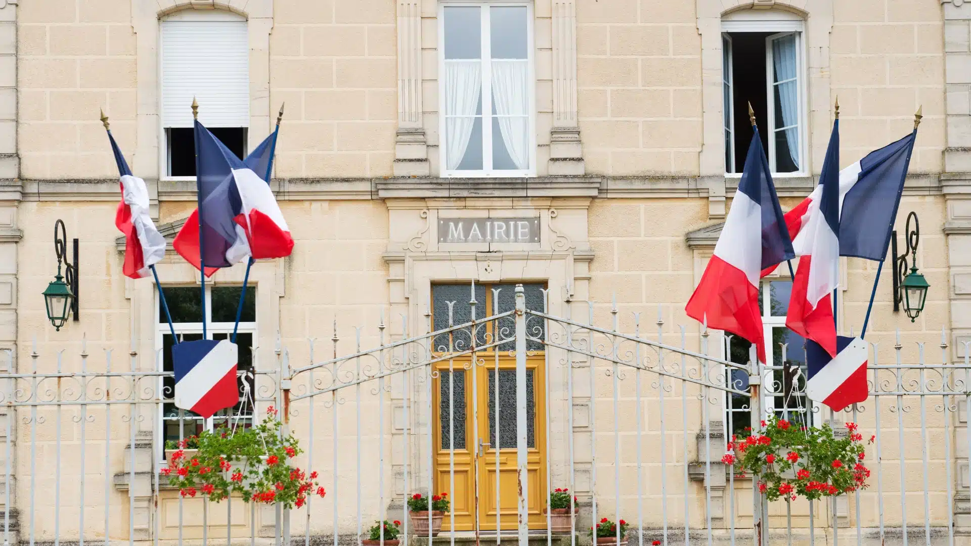 Façade de la mairie française avec drapeaux tricolores illustrant le pouvoir de police de la publicité extérieure exercé par le maire