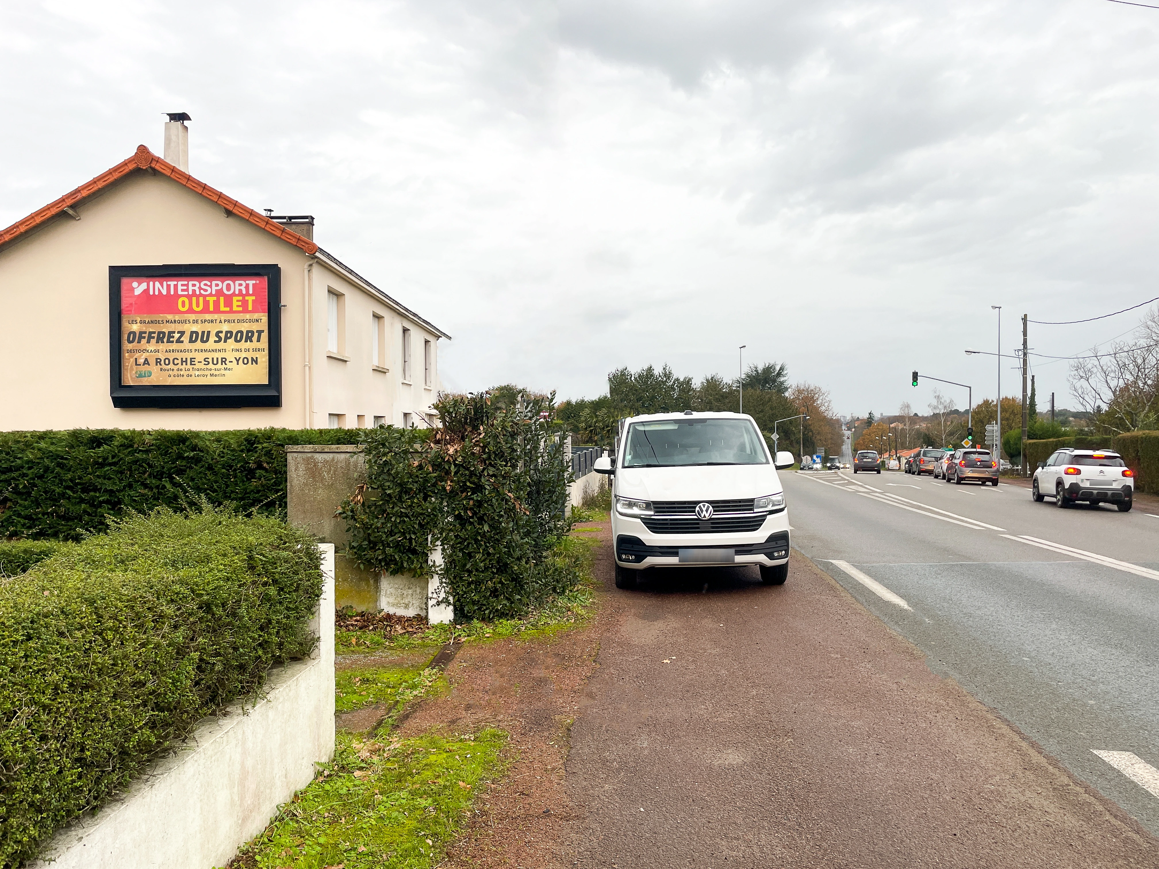 Panneau publicitaire mural 8m² diffusant une campagne d’affichage temporaire Intersport Outlet à La Roche-sur-Yon