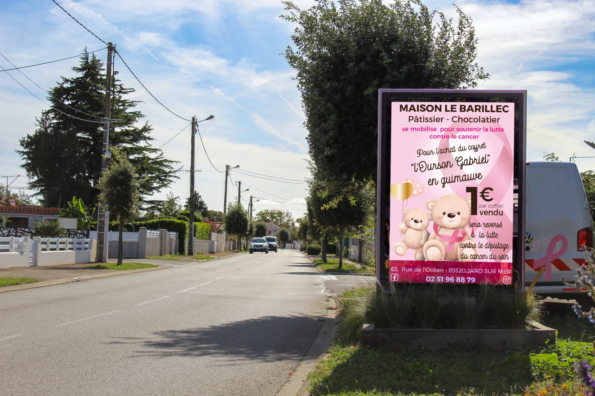 Campagne d’affichage temporaire Octobre Rose sur panneau publicitaire local pour une pâtisserie chocolaterie