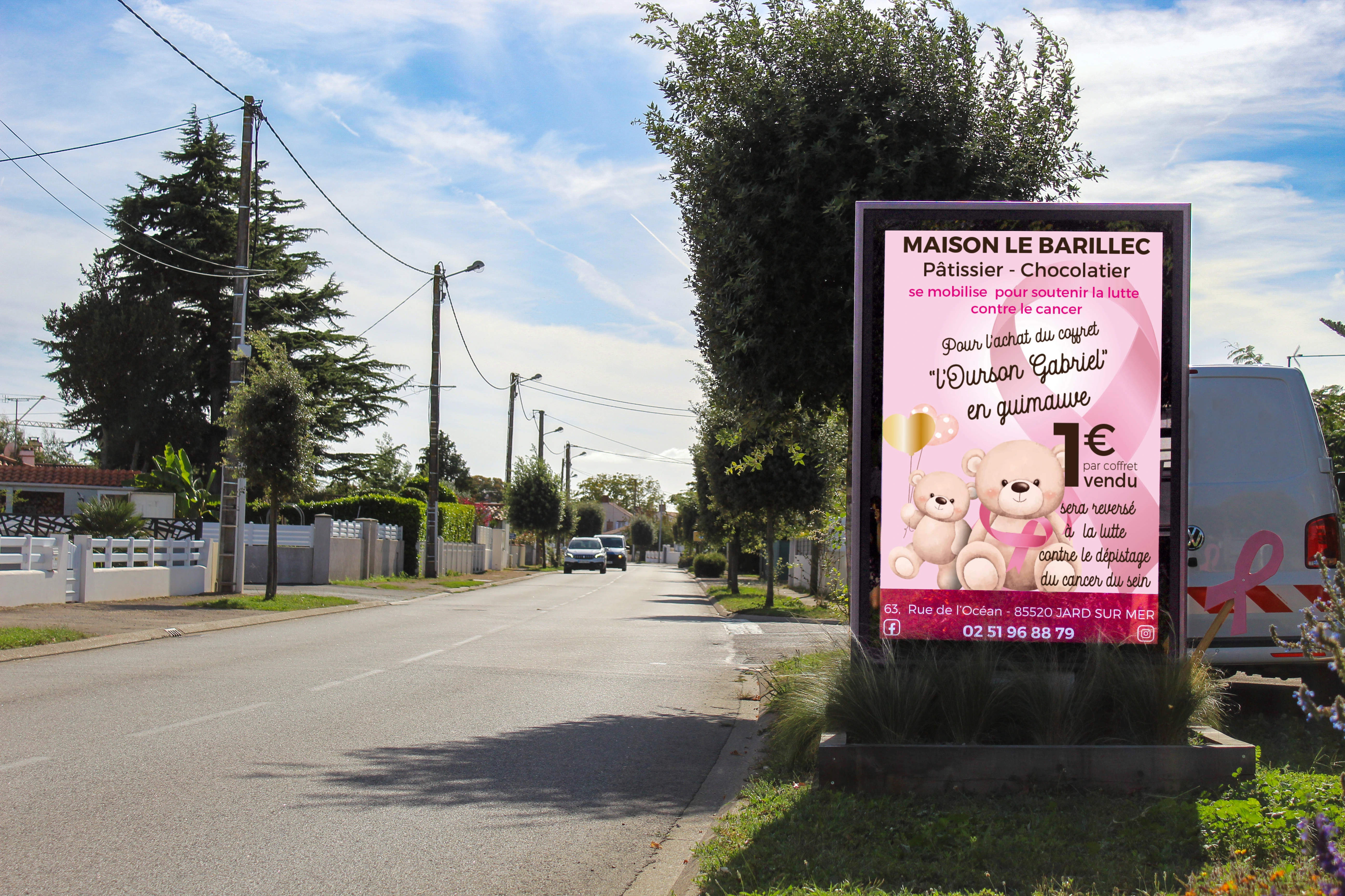 Campagne d’affichage temporaire Octobre Rose sur panneau publicitaire local pour une pâtisserie chocolaterie