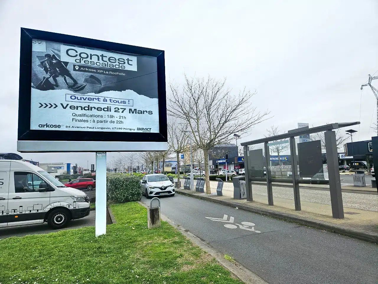 Campagne d’affichage temporaire sur panneau publicitaire dynamique déroulant annonçant un événement d’escalade à La Rochelle