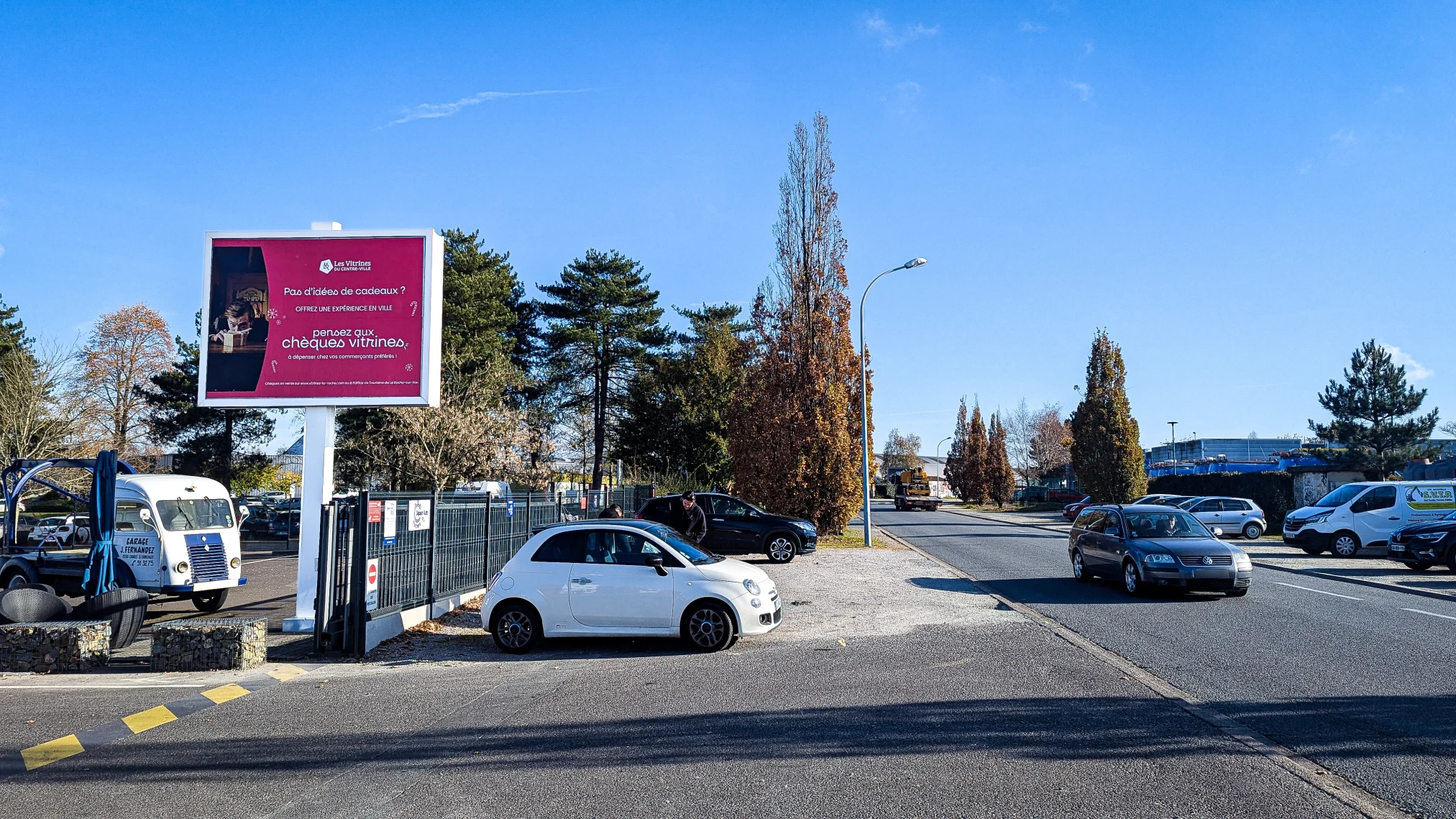 Panneau publicitaire grand format installé dans une zone d’activité à La Roche-sur-Yon pour promouvoir les commerces locaux.