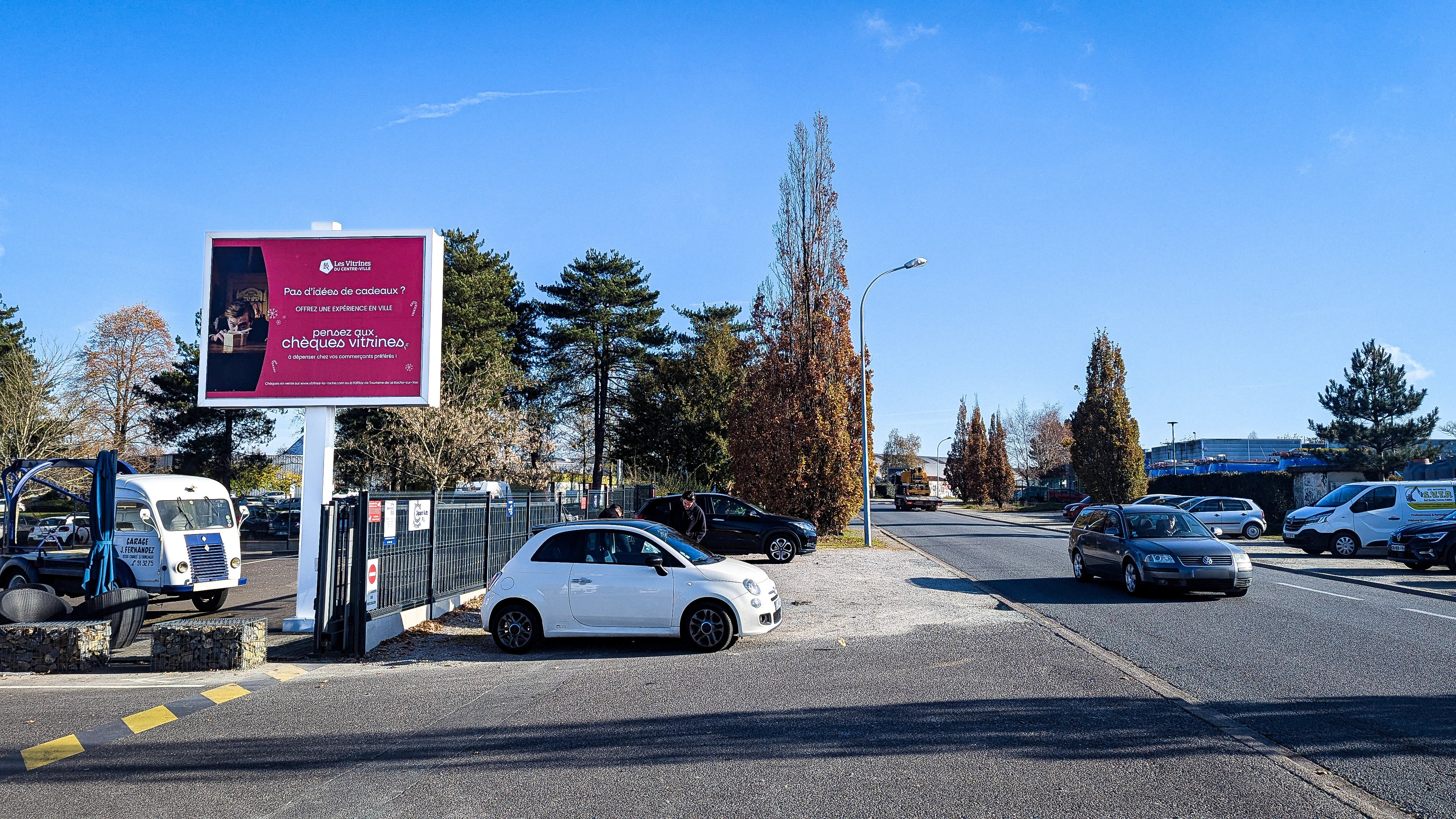 Panneau publicitaire grand format installé dans une zone d’activité à La Roche-sur-Yon pour promouvoir les commerces locaux.