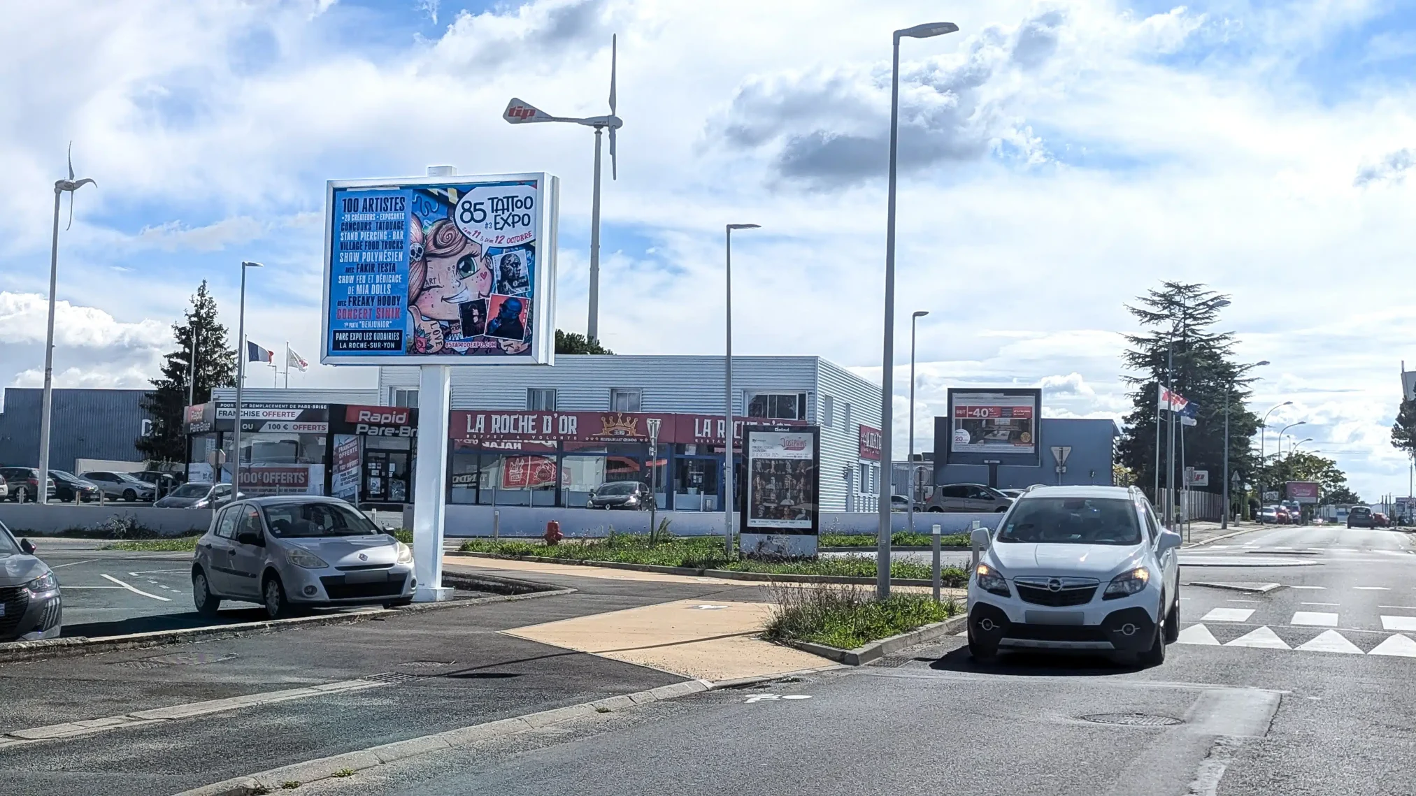 Panneau publicitaire grand format installé sur un rond-point à La Roche-sur-Yon offrant une forte visibilité aux automobilistes