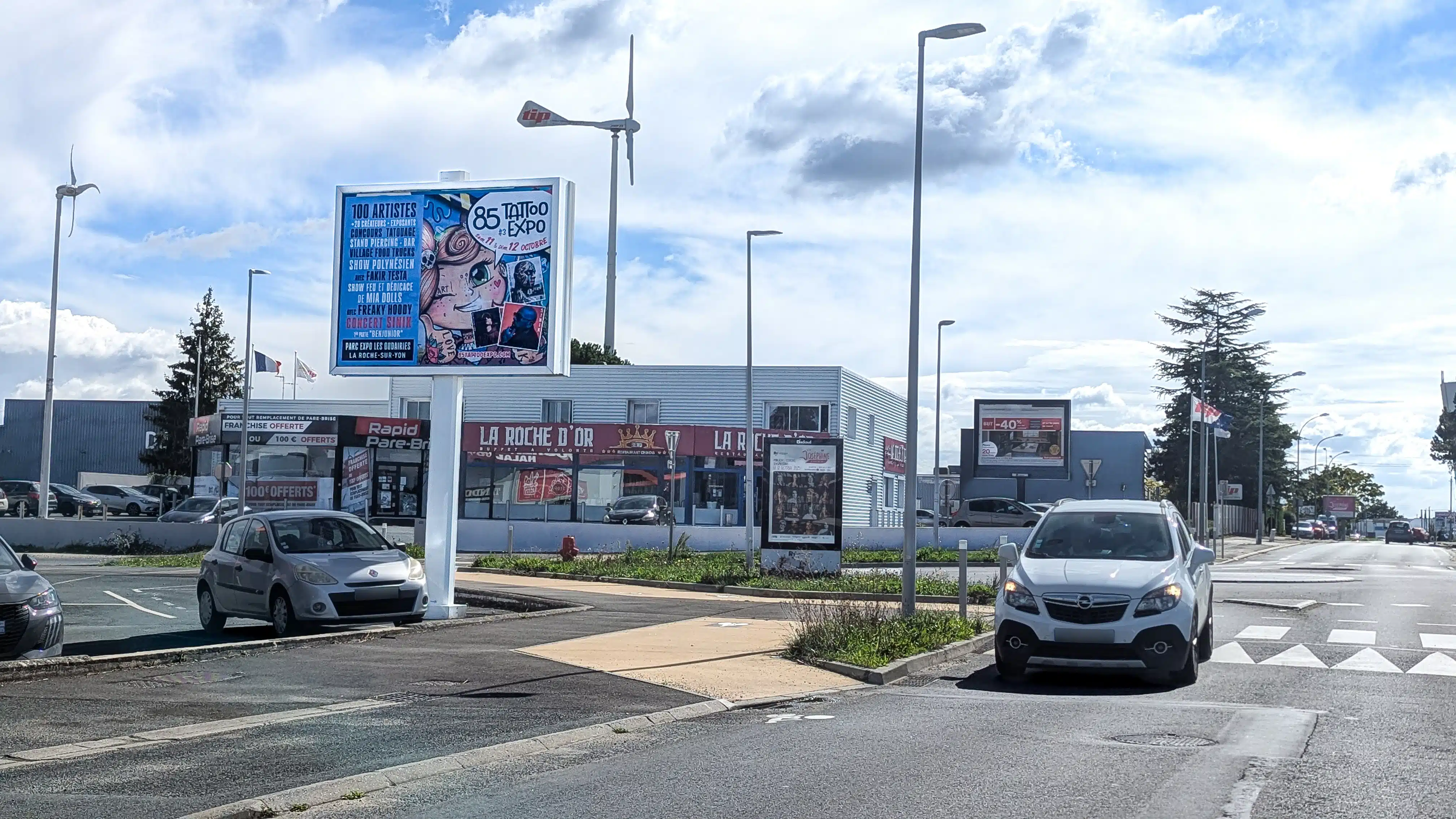 Panneau publicitaire grand format installé sur un rond-point à La Roche-sur-Yon offrant une forte visibilité aux automobilistes