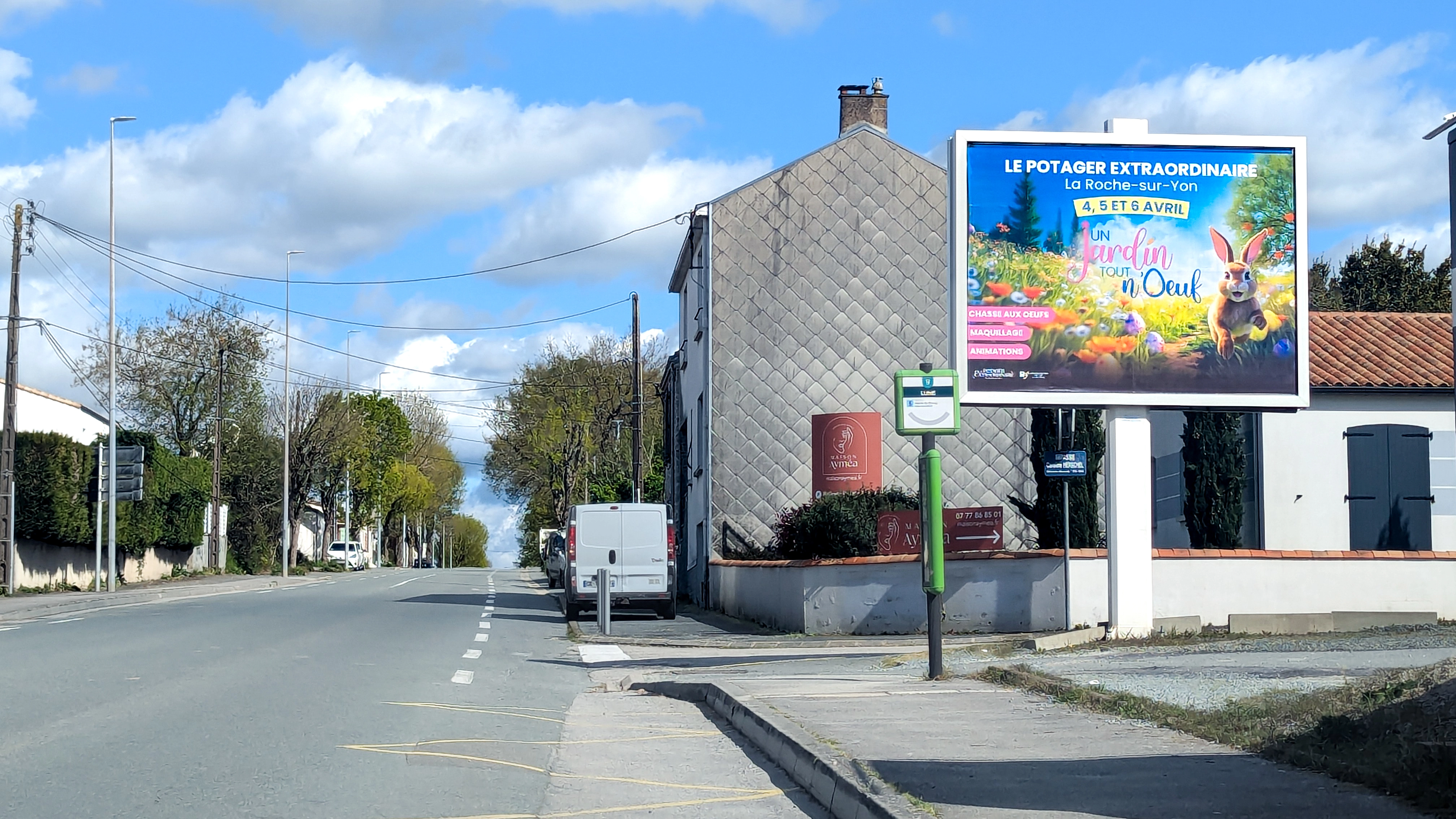 Affichage publicitaire sur panneau publicitaire à La Roche-sur-Yon pour capter l’attention des passants et automobilistes