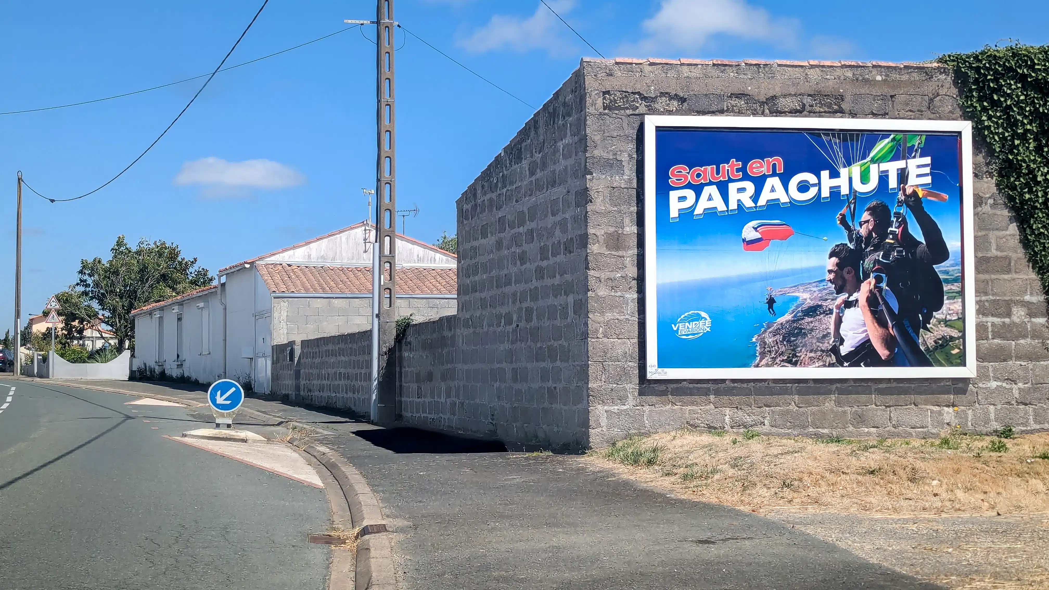 Panneau d’affichage publicitaire en bord de route en Vendée illustrant une campagne locale à fort impact visuel
