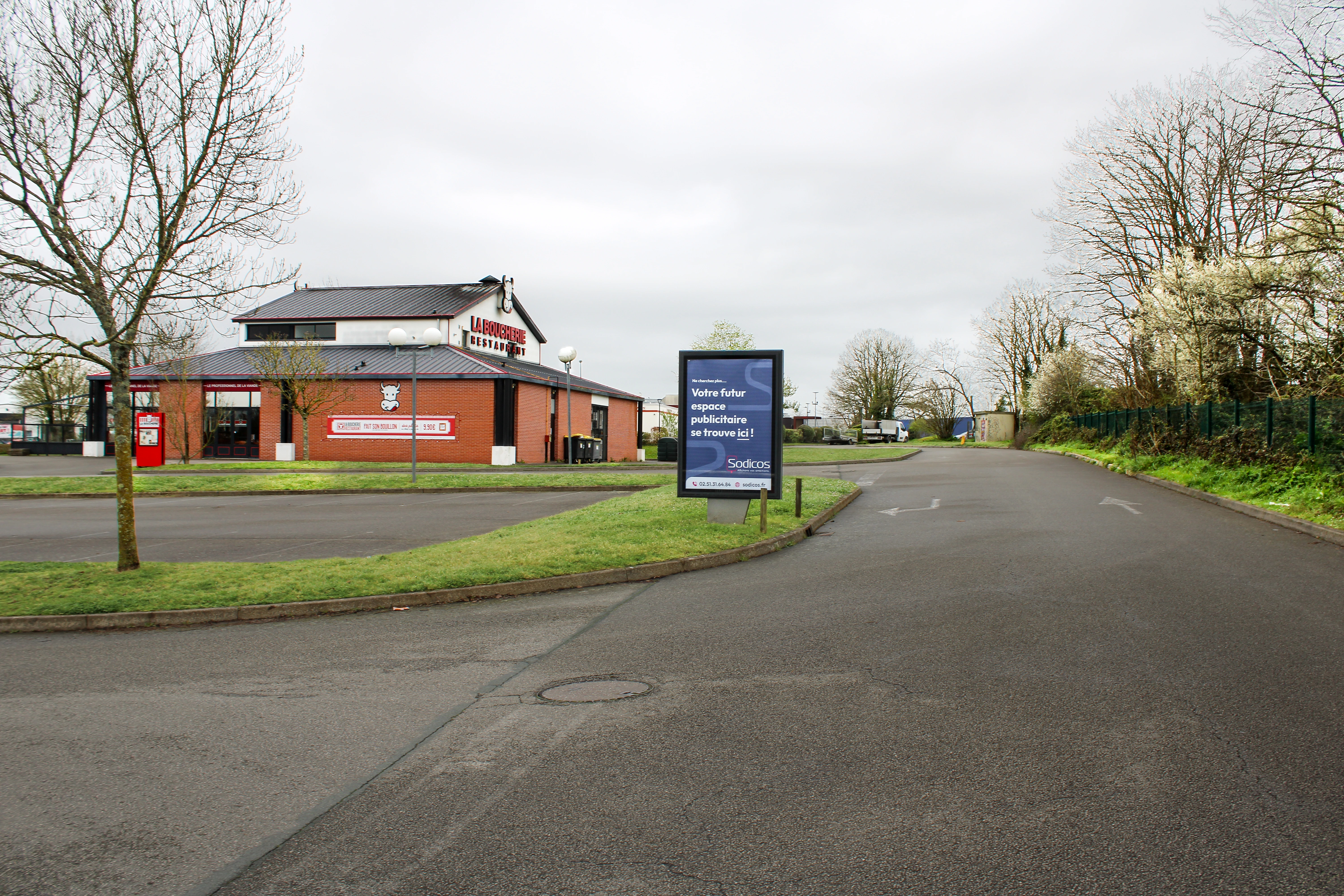 Affichage urbain dans une zone commerciale à La Roche-sur-Yon proche de restaurants et commerces