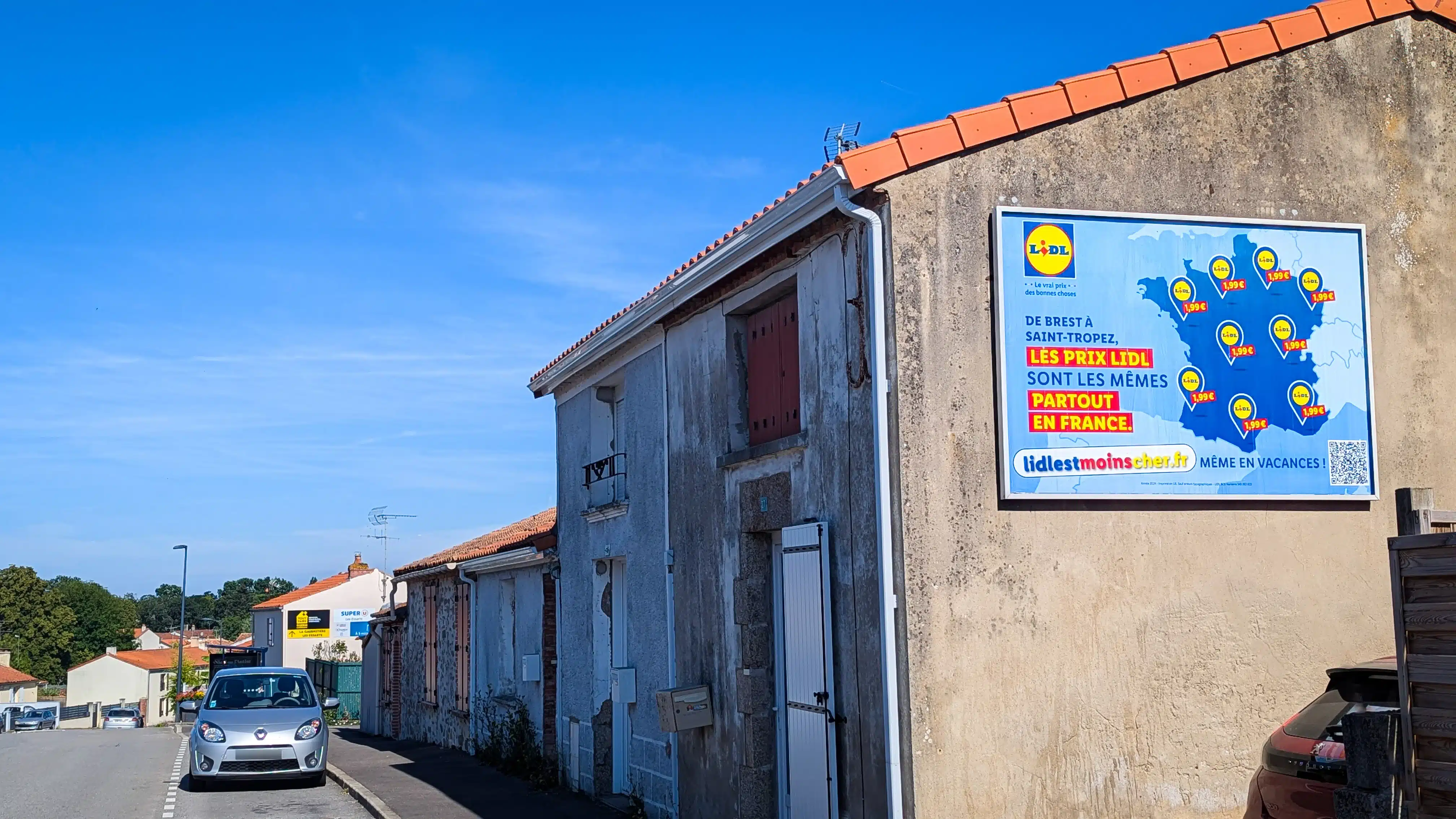 Campagne d’affichage publicitaire en Vendée avec panneau mural en zone urbaine pour renforcer la visibilité locale