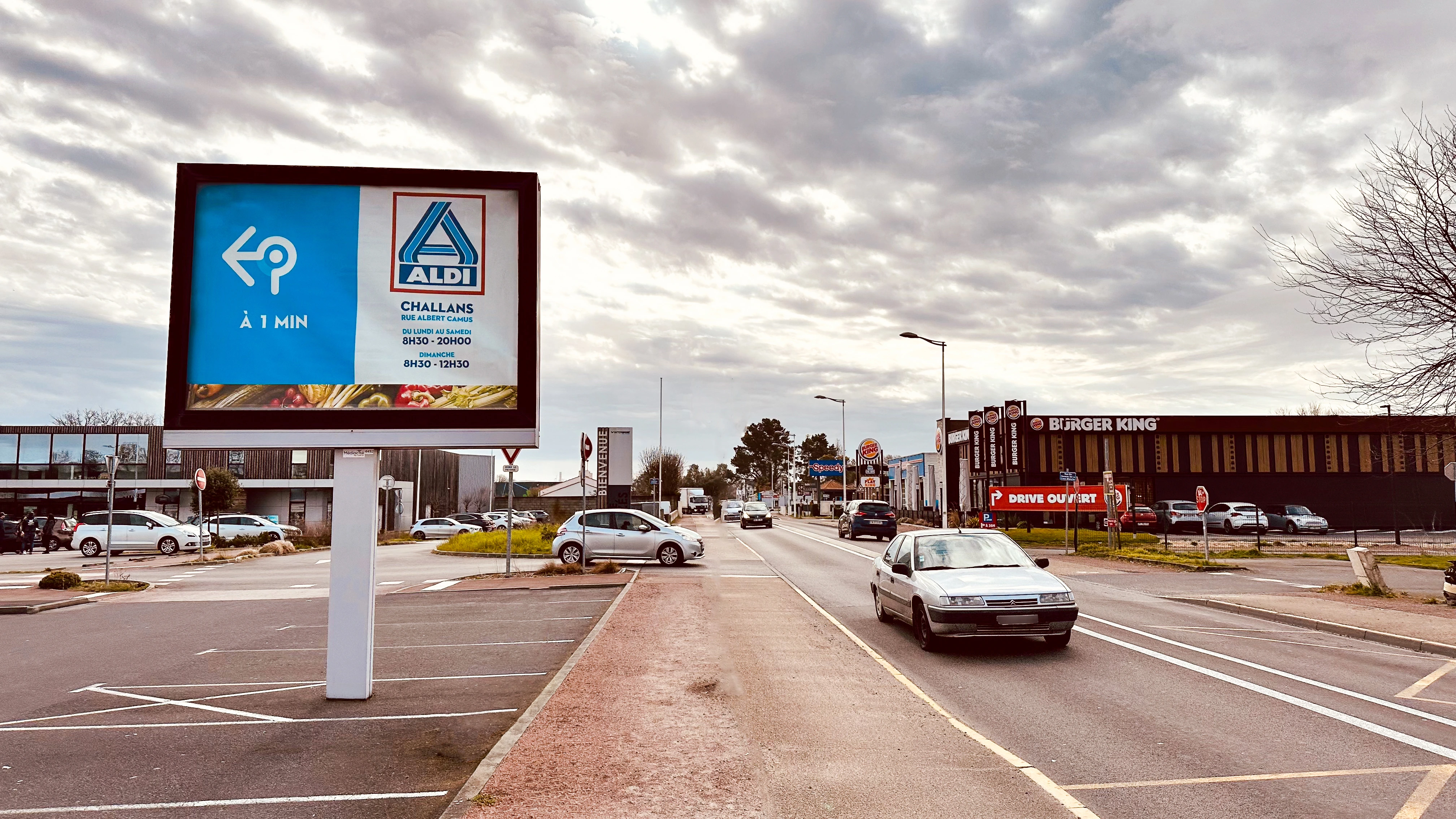 Panneau d’affichage publicitaire à Challans près d’un axe routier fréquenté avec forte visibilité locale