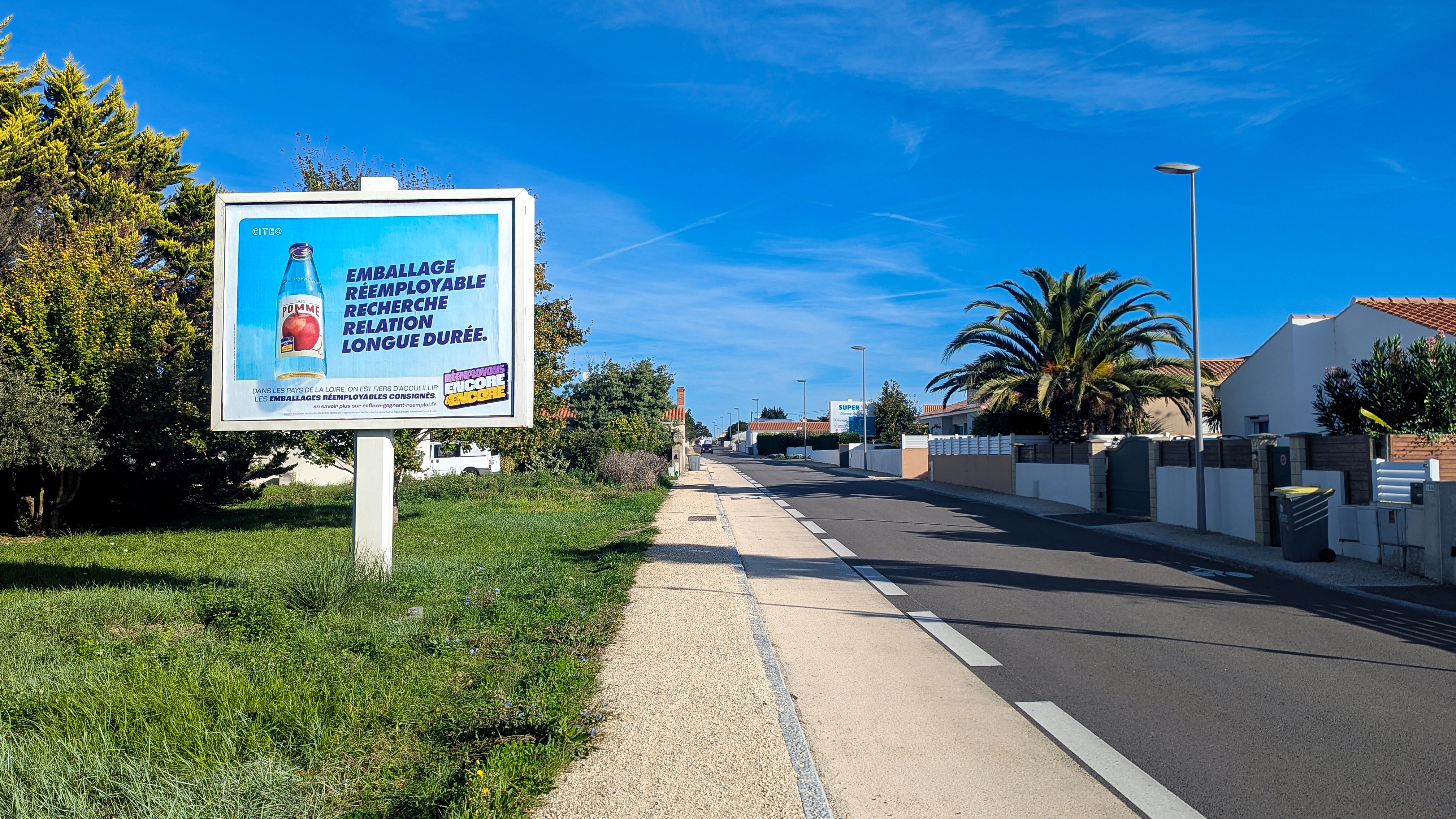Panneau d’affichage publicitaire en Vendée situé sur un axe résidentiel pour renforcer la visibilité locale d’une campagne