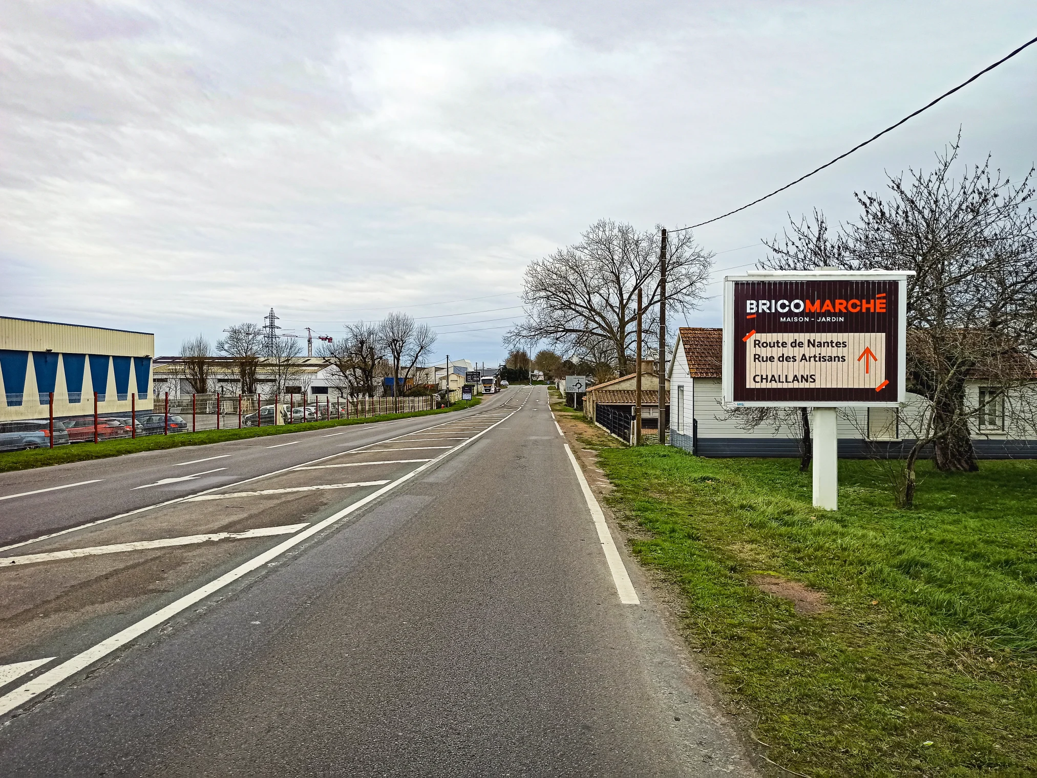 Panneau publicitaire directionnel à Challans installé sur une route passante pour capter les automobilistes