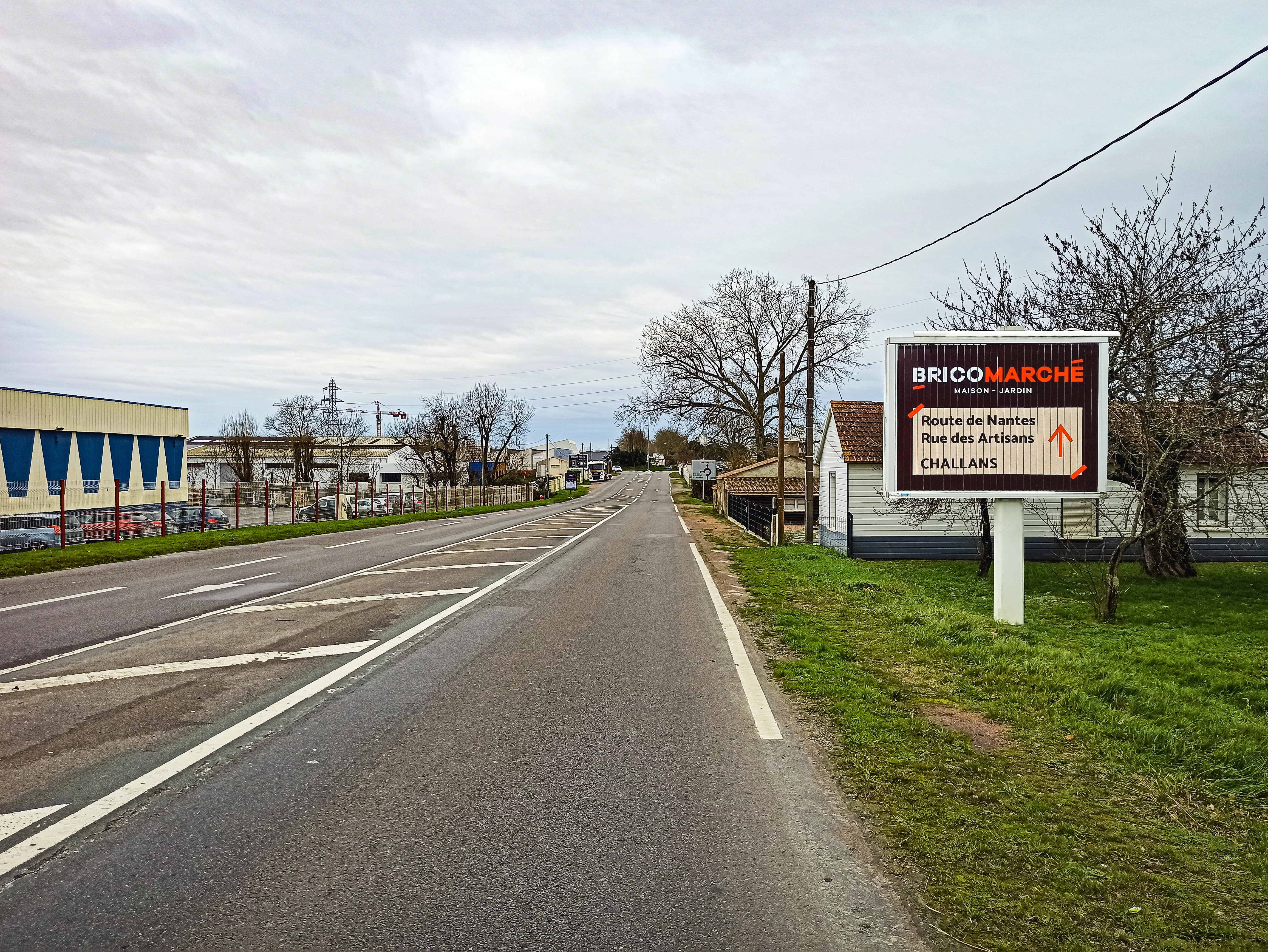 Panneau publicitaire directionnel à Challans installé sur une route passante pour capter les automobilistes