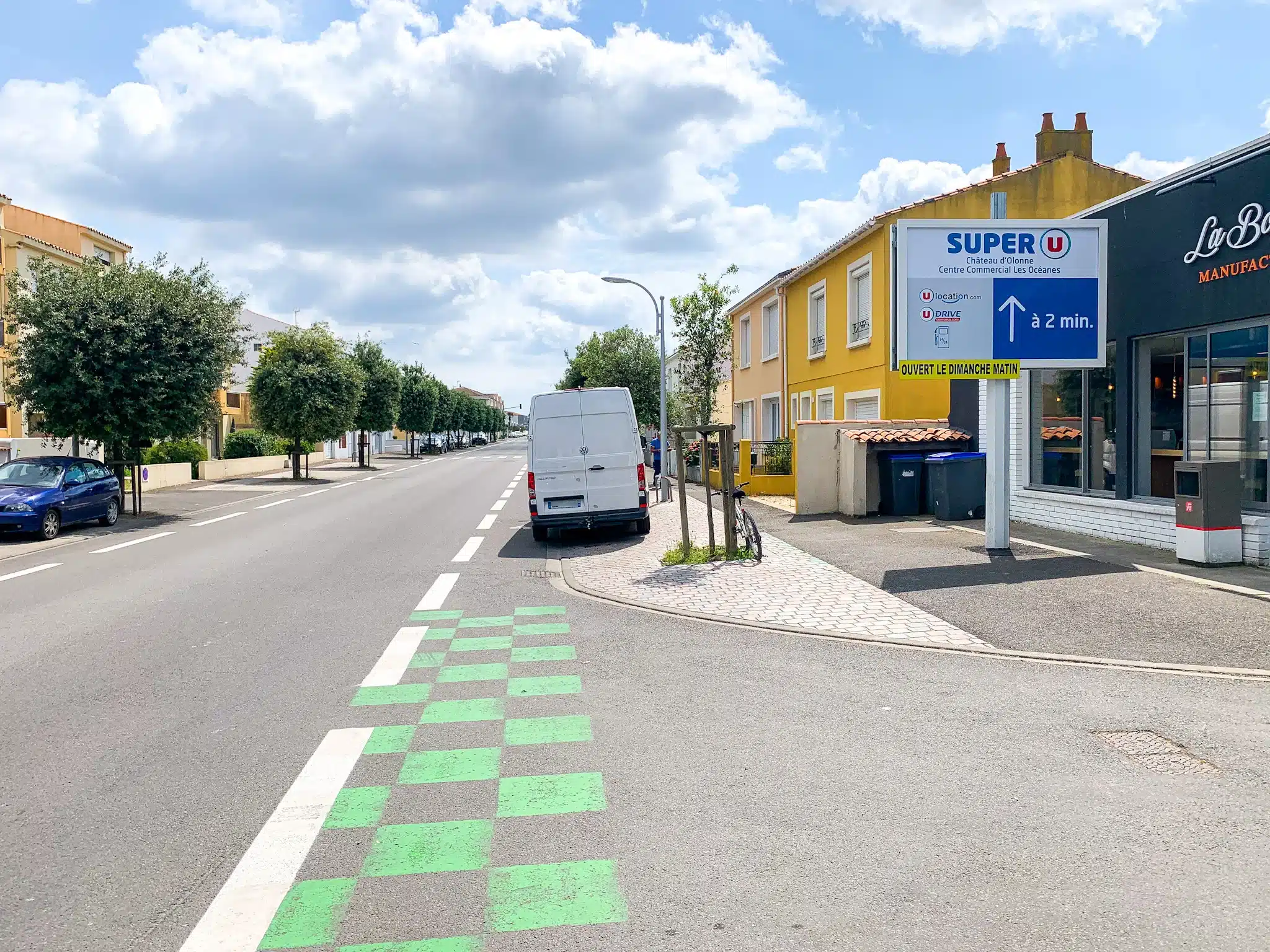 Panneau publicitaire 4m² Super U aux Sables d’Olonne indiquant une direction sur un axe urbain