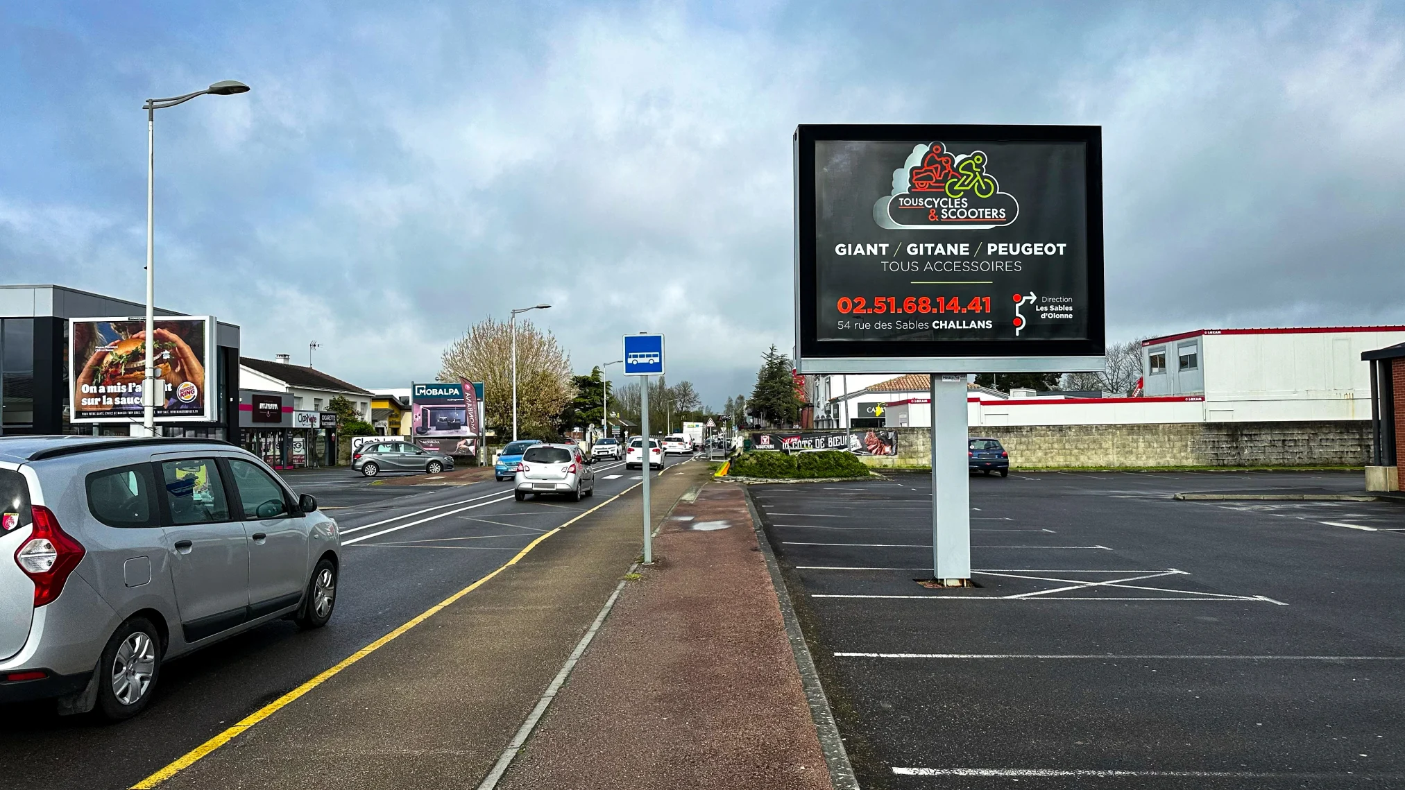 Grand panneau publicitaire à Challans permettant d’augmenter la visibilité d’un commerce local