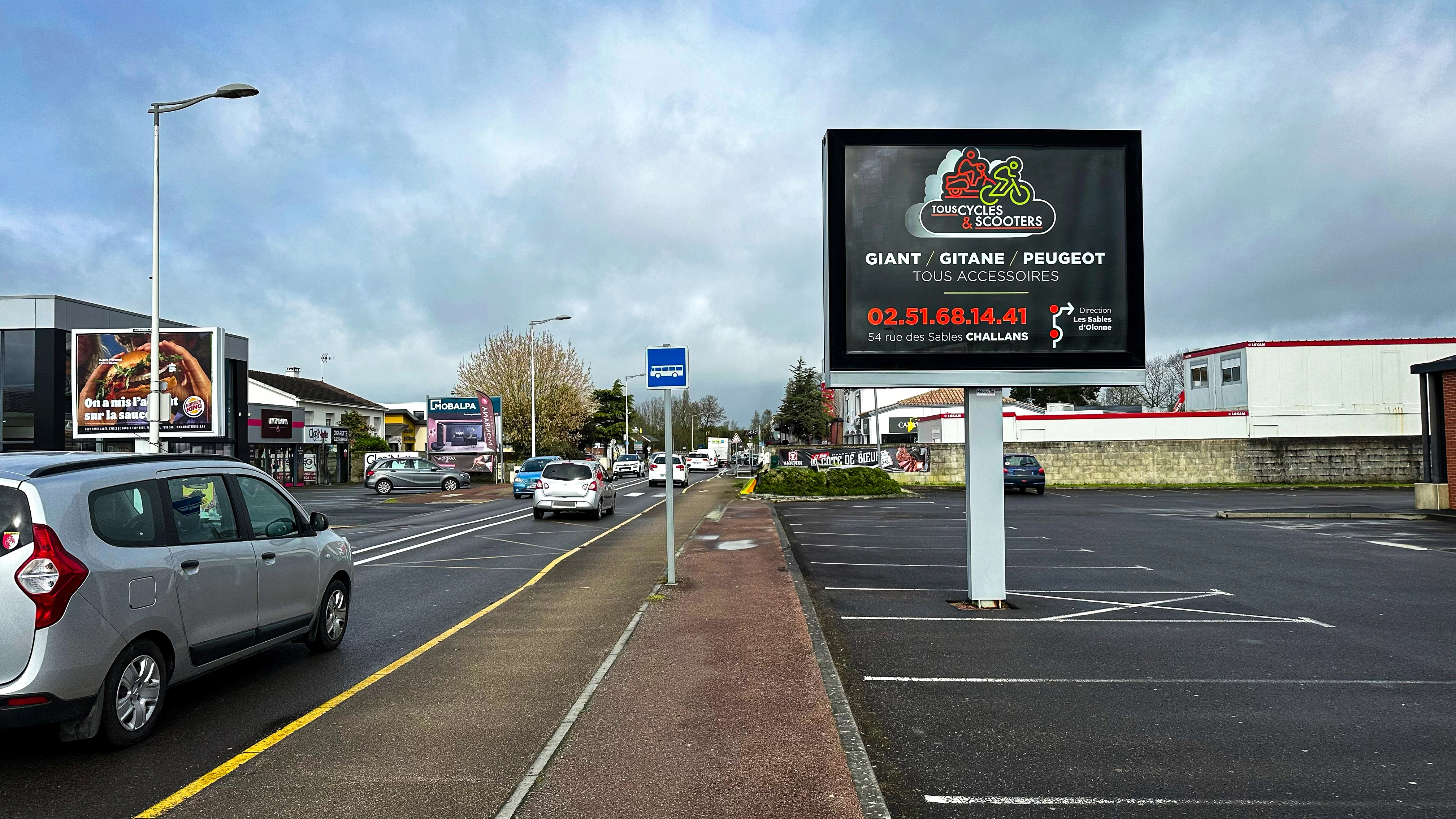 Grand panneau publicitaire à Challans permettant d’augmenter la visibilité d’un commerce local