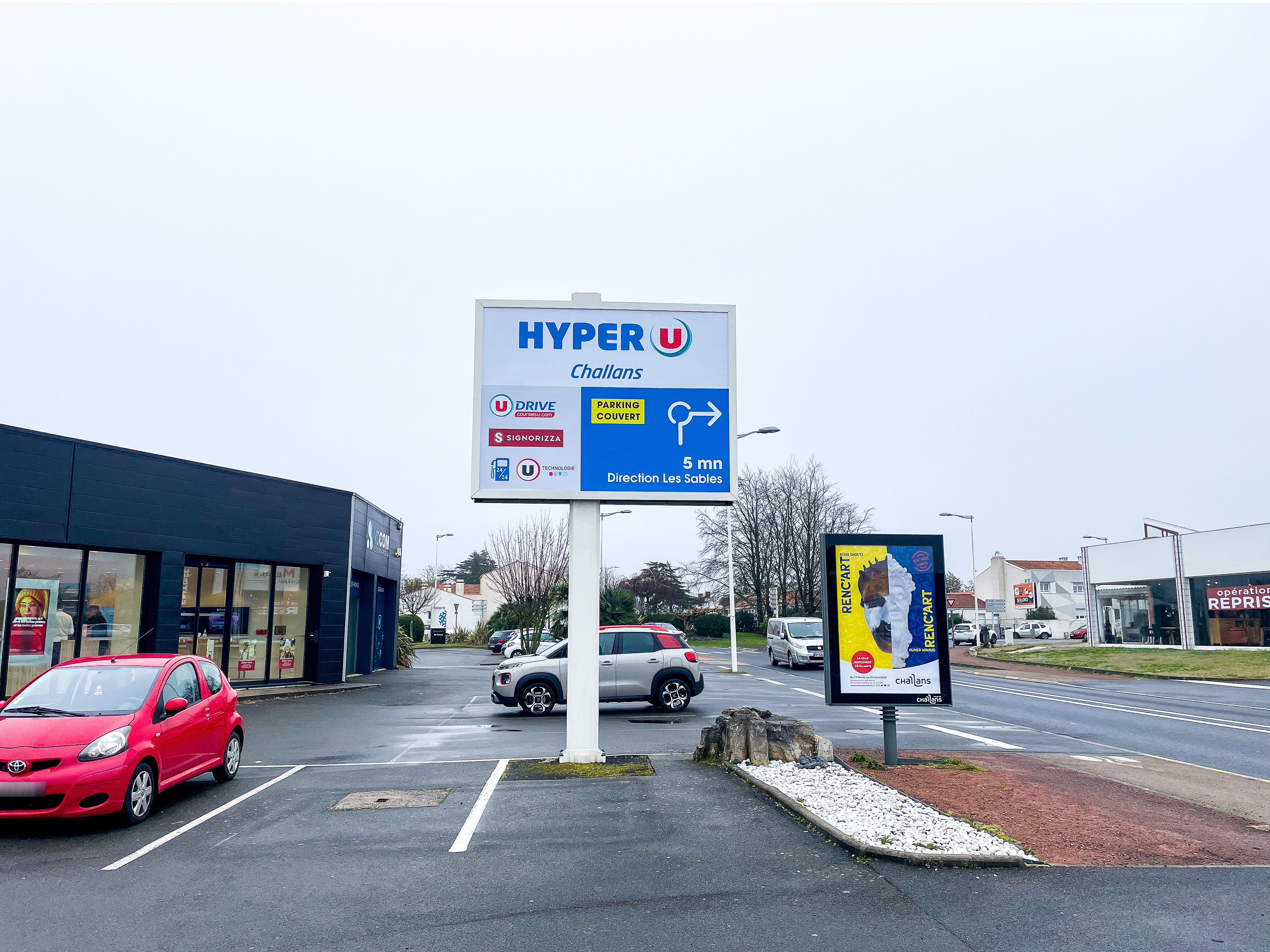 Panneau publicitaire à Challans situé en zone commerciale près de Hyper U générant du trafic en magasin
