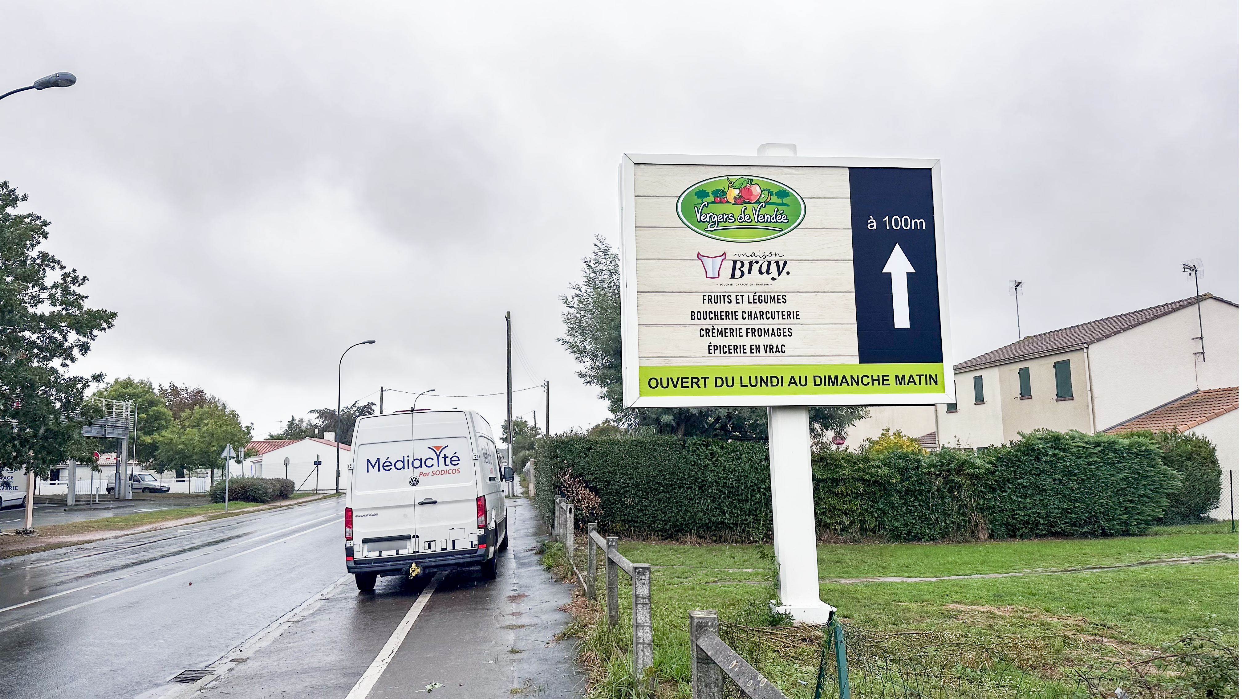Panneau publicitaire à Challans indiquant la proximité d’un commerce local pour générer du trafic