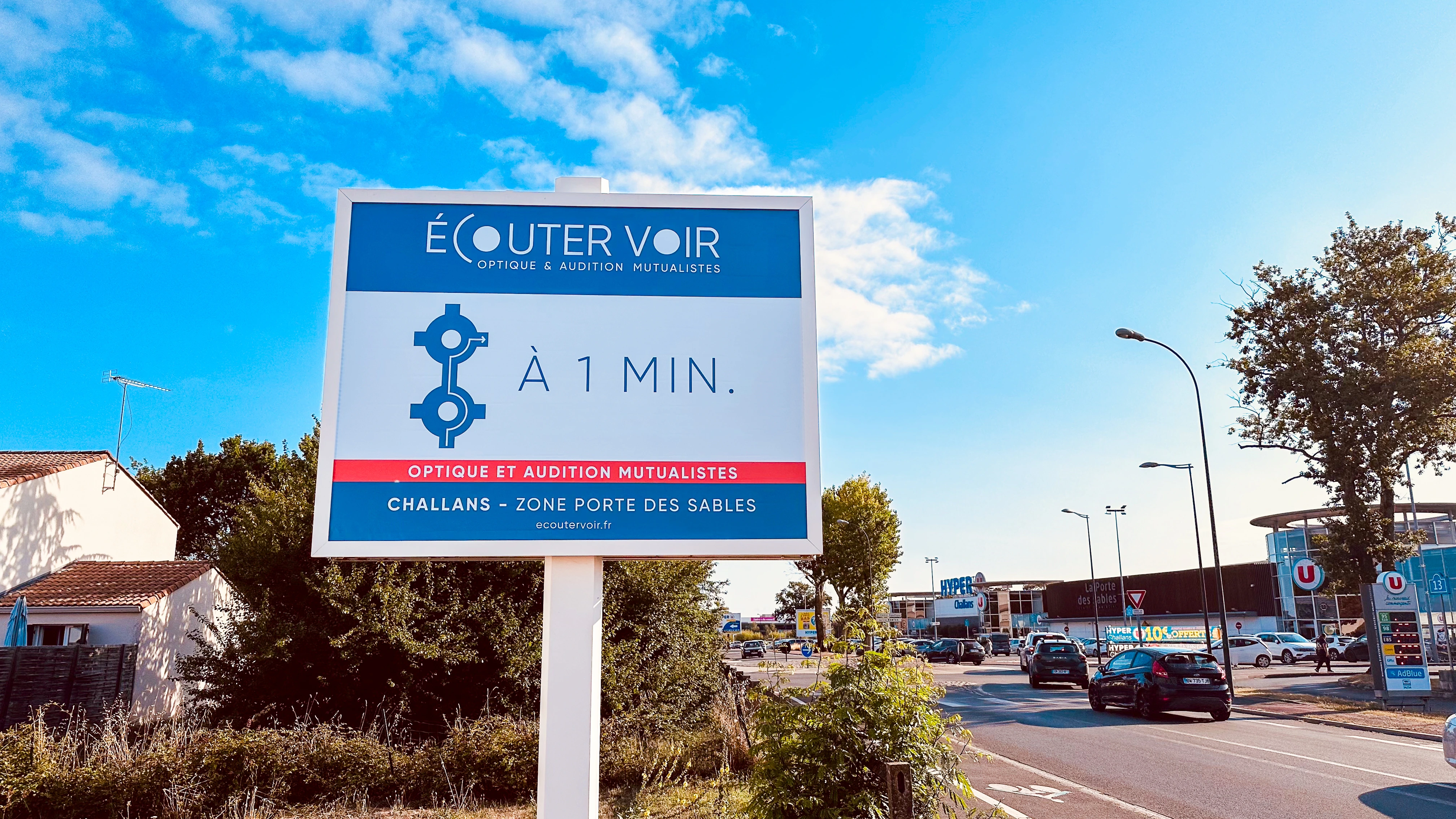 Exemple de panneau publicitaire à Challans en zone commerciale avec forte visibilité pour attirer des clients
