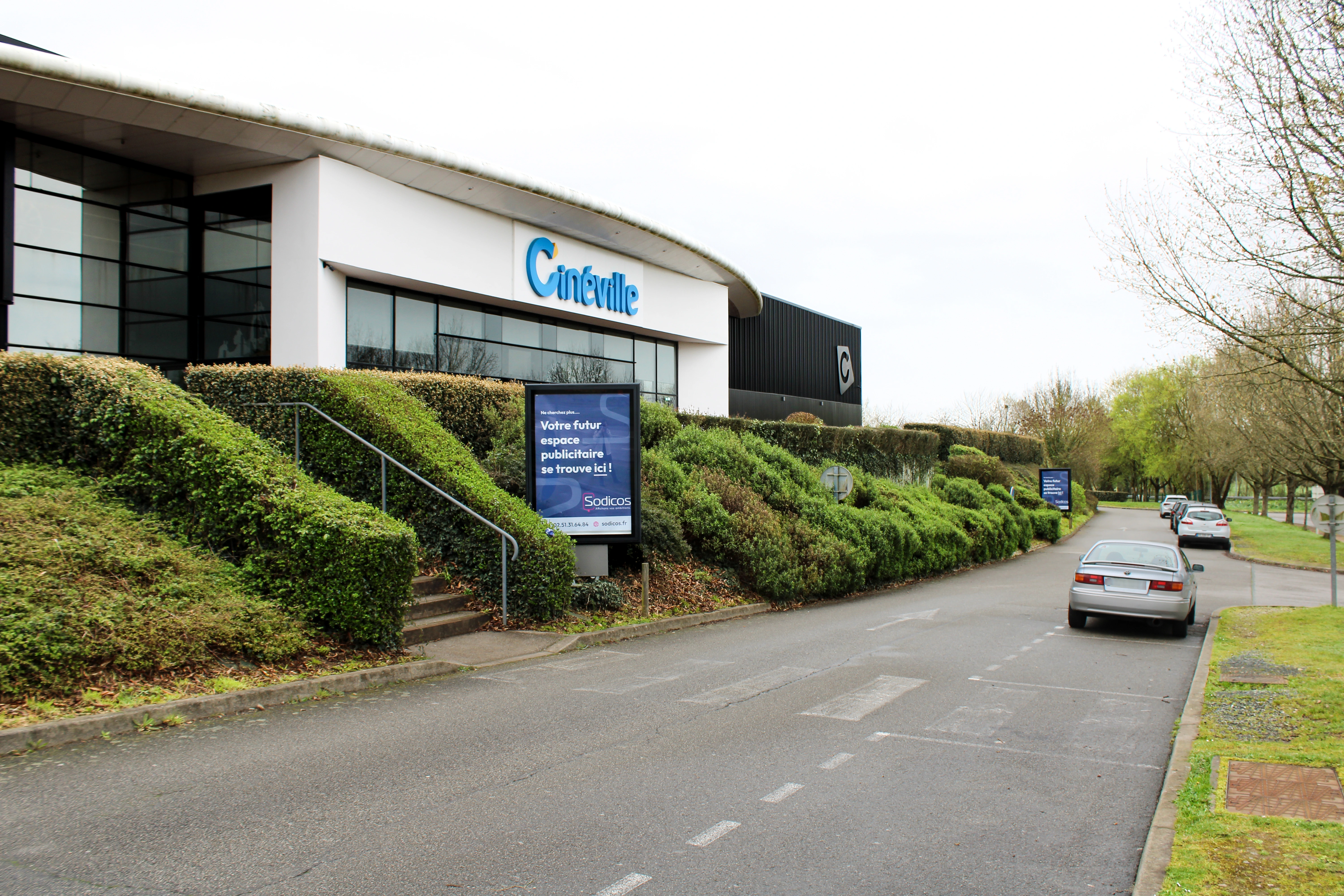 Panneau publicitaire installé à l’entrée du Cinéville dans le réseau affichage urbain La Roche-sur-Yon