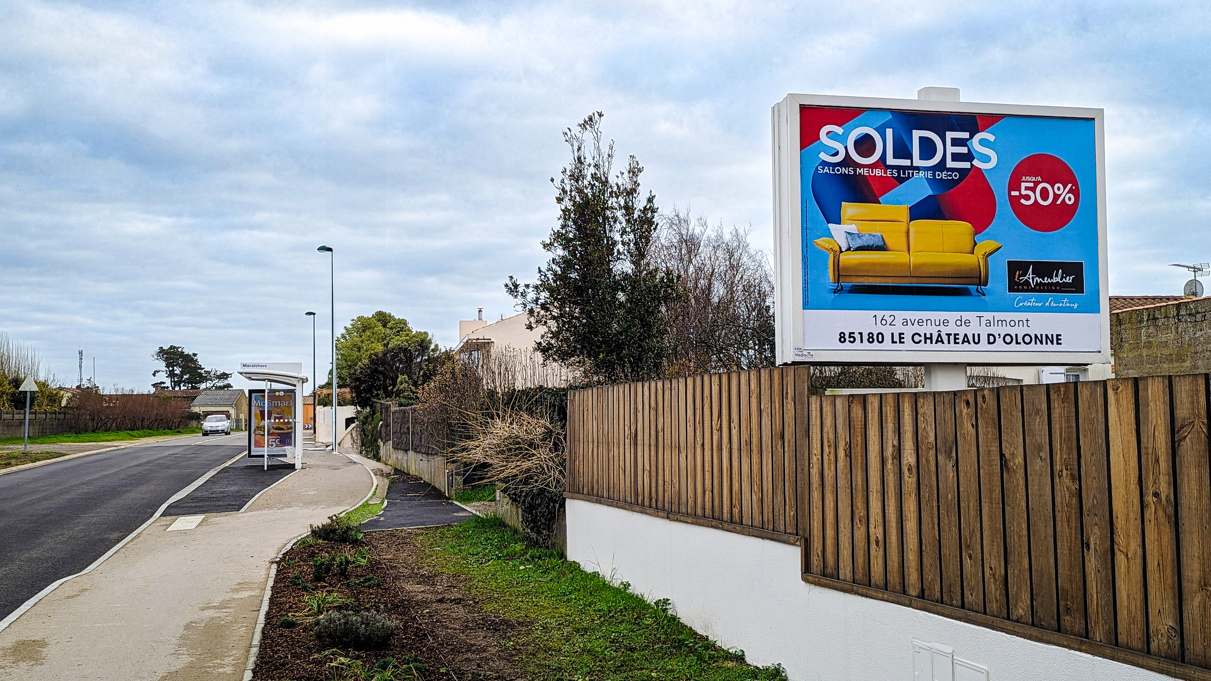 Panneau publicitaire 4m² annonçant des soldes sur l’avenue de Talmont aux Sables d’Olonne