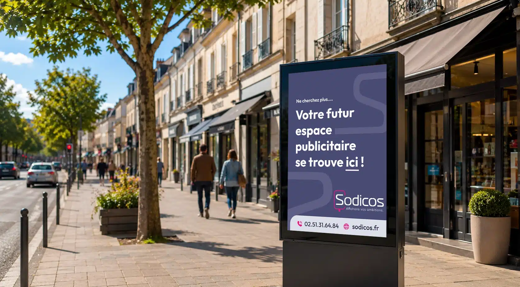 Affichage publicitaire extérieur Sodicos dans une rue commerçante pour développer la visibilité locale d’une entreprise