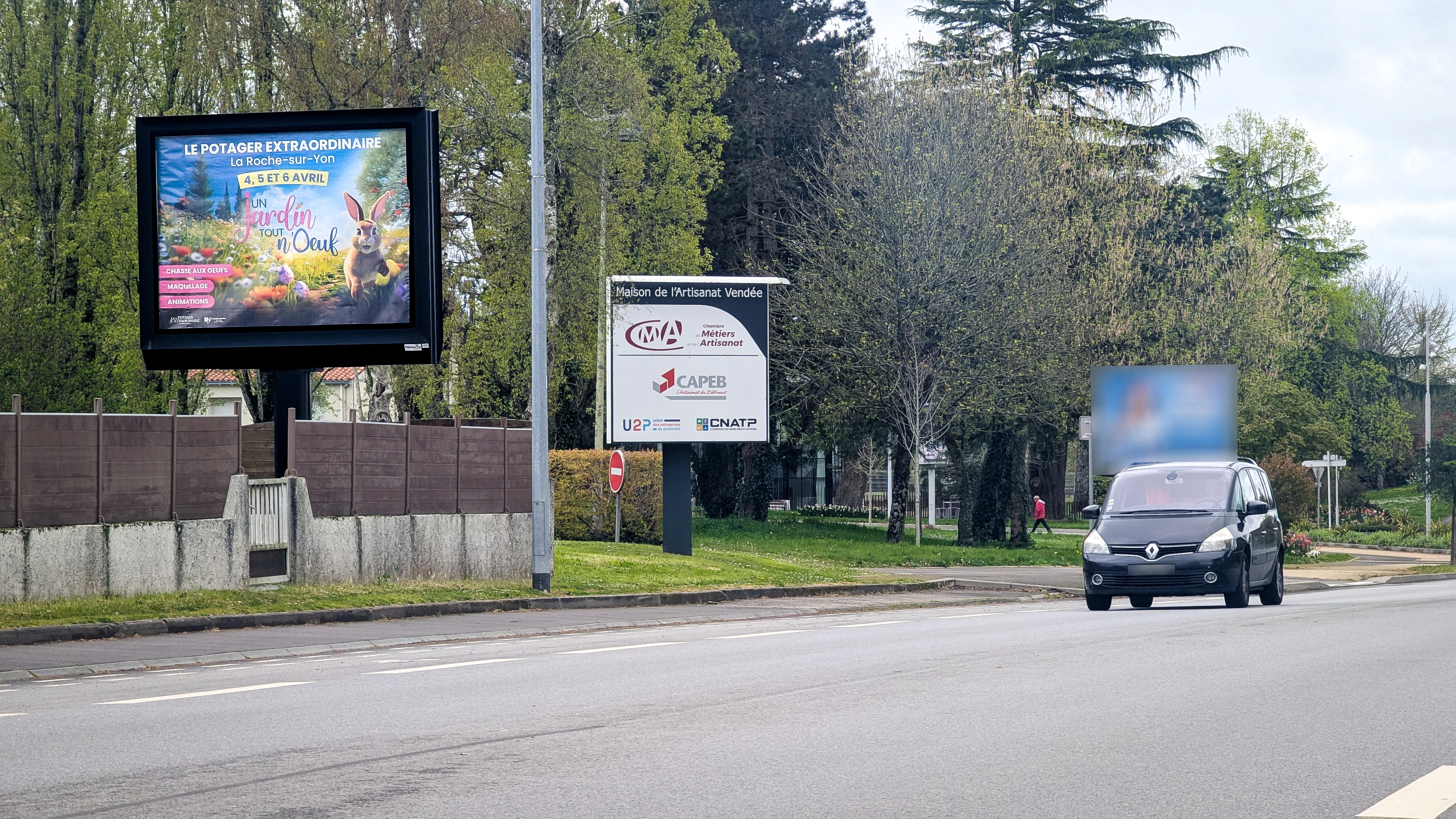 Panneau d’affichage publicitaire extérieur utilisé pour promouvoir un événement local en ville à la roche sur yon en vendée