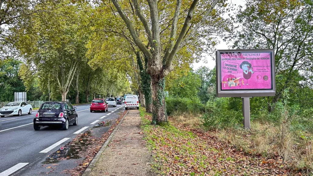 Panneau d’affichage temporaire pour un événement local en bord de route