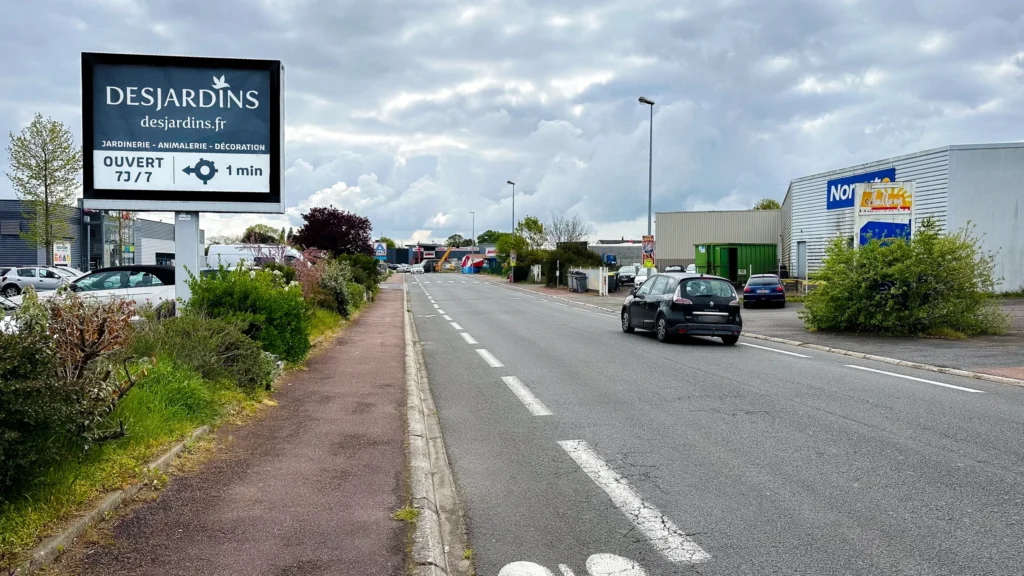 Affichage publicitaire permanent dans une zone d’activité à Challans