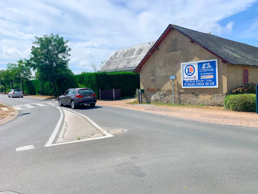 Affichage permanent Leclerc installé en entrée de zone commerciale