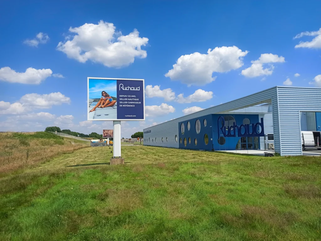 Panneau publicitaire sur-mesure installé devant une entreprise locale