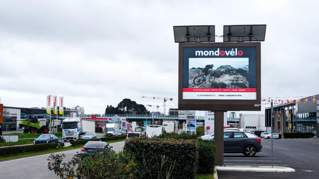 affichage publicitaire à la roche sur yon en zone commerciale à fort trafic routier