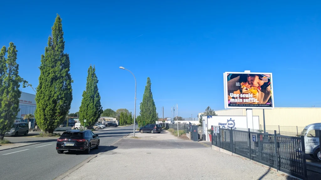 Affichage temporaire grand format Burger King sur axe routier fréquenté