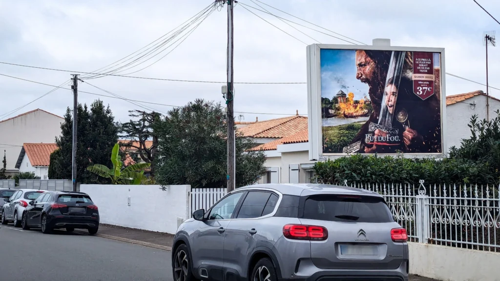 Campagne d’affichage temporaire du Puy du Fou visible depuis une rue résidentielle