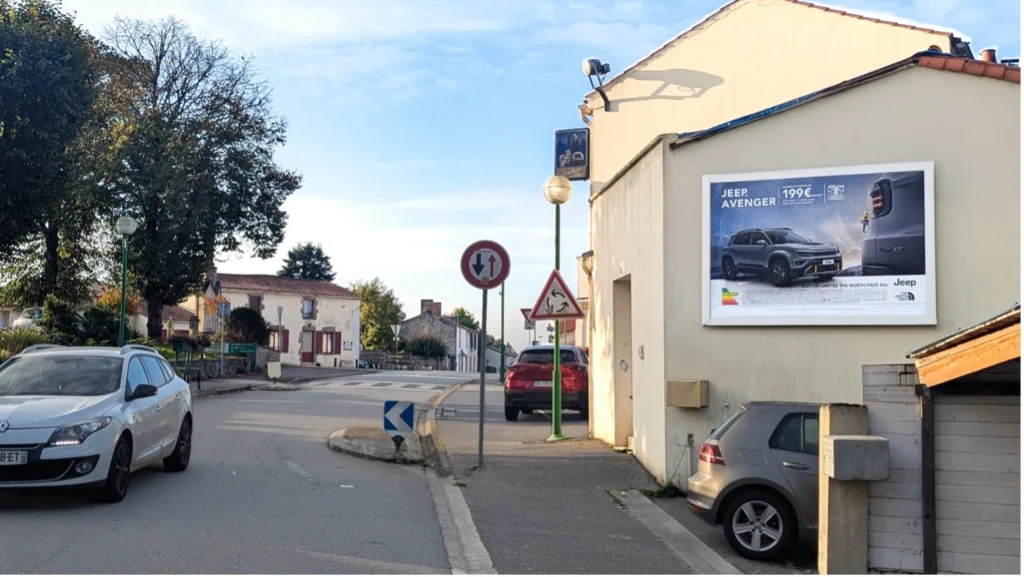 Campagne d’affichage publicitaire locale sur panneau mural en agglomération