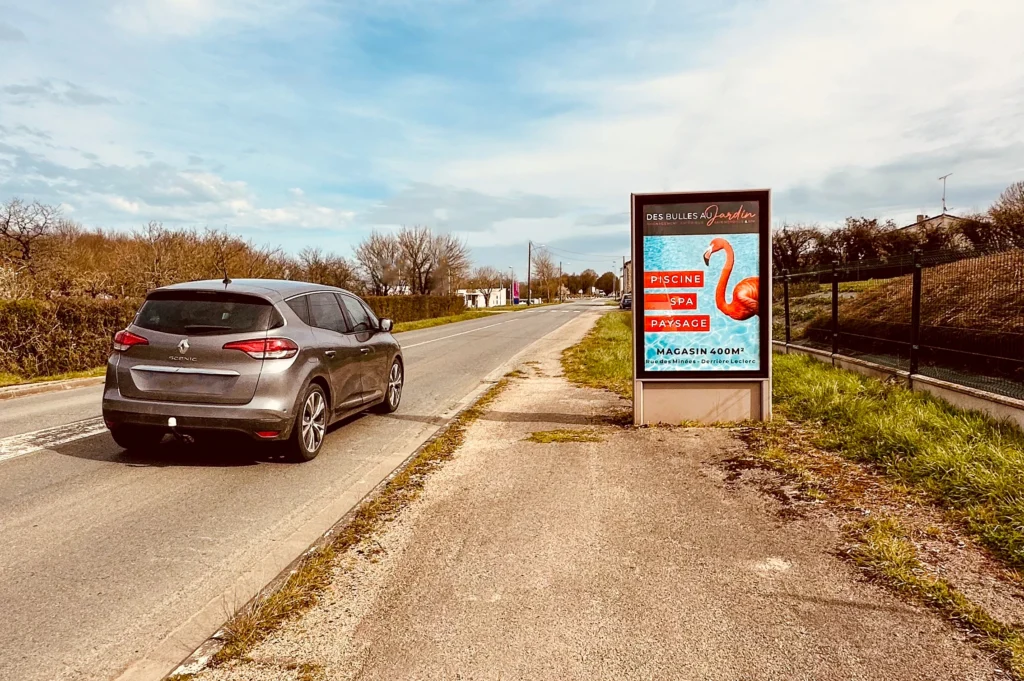 Mobilier urbain publicitaire en bord de route à Chantonnay