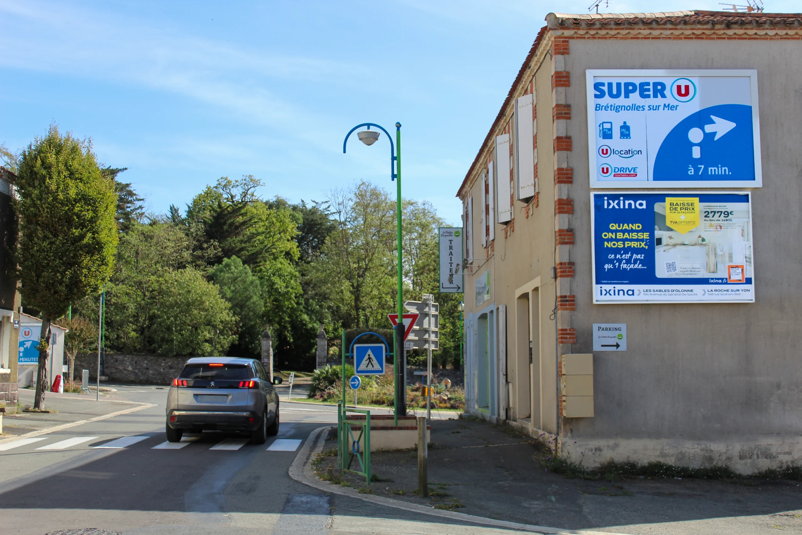 Affichage publicitaire mural en centre-ville pour enseignes commerciales en Vendée