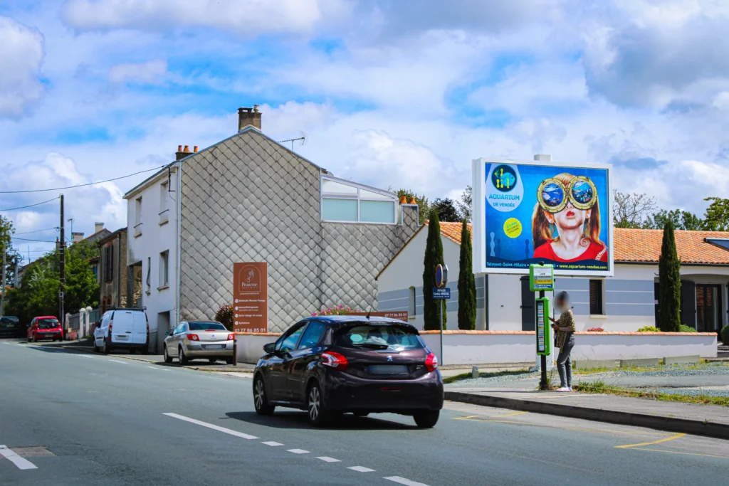 Campagne d'affichage publicitaire pour l'Aquarium de Vendée sur un panneau urbain à Talmont-Saint-Hilaire