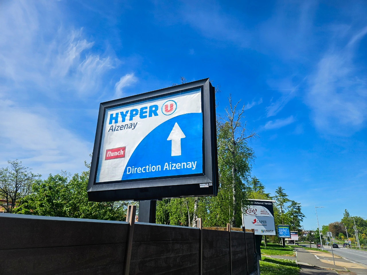Panneau d'affichage publicitaire Hyper U à Aizenay sur un axe routier stratégique