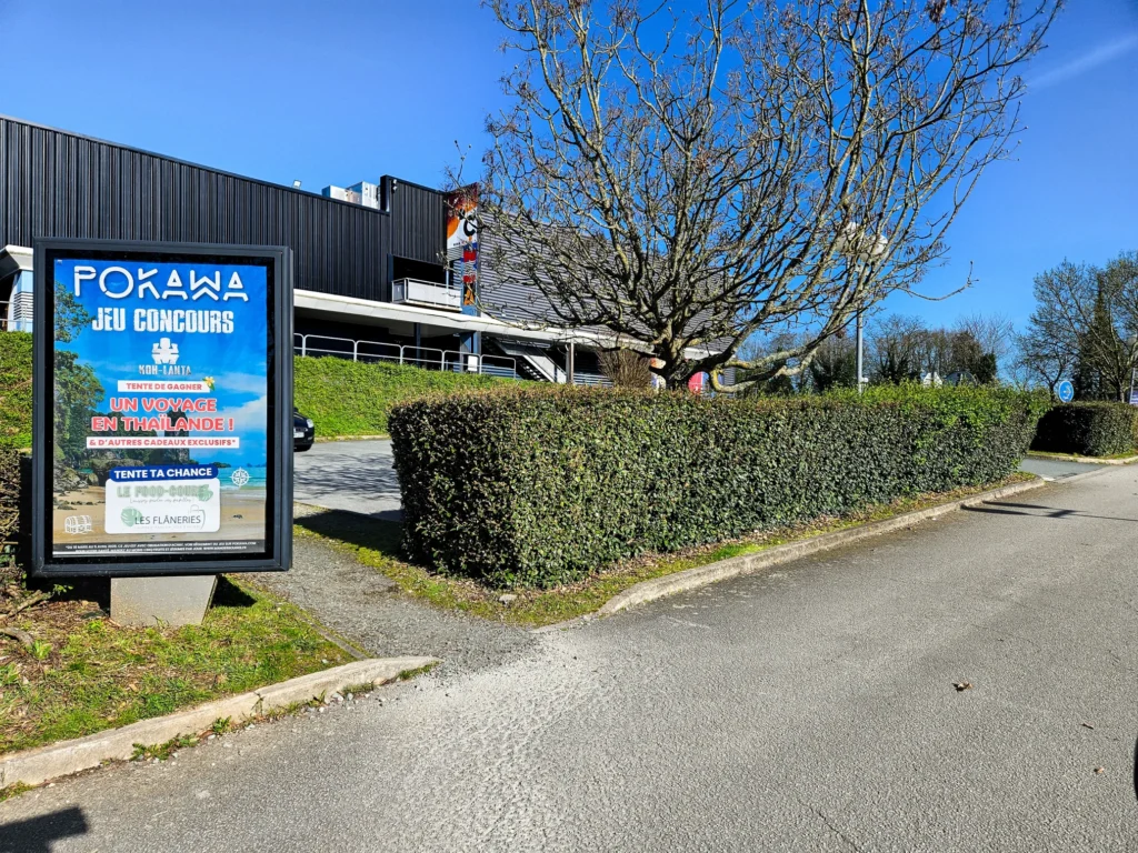 Campagne d'affichage temporaire Pokawa sur panneau publicitaire près du Cinéville de La Roche-sur-Yon