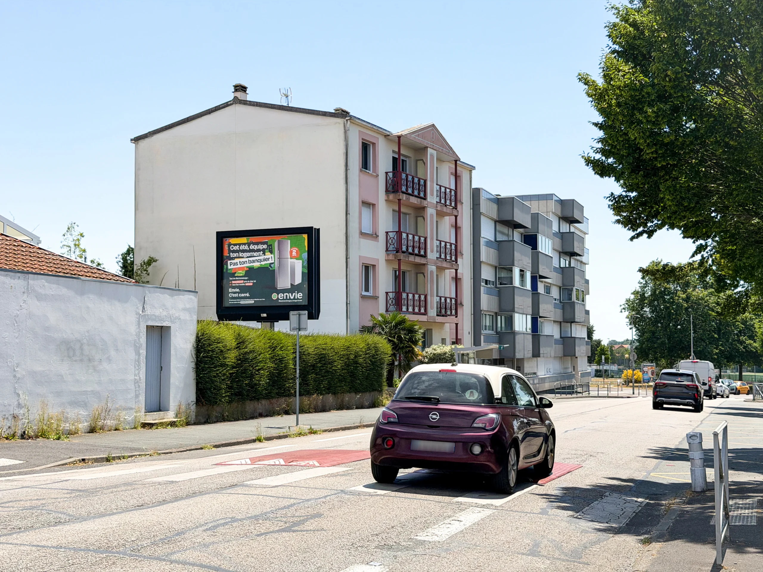 Panneau publicitaire 8 m² sur mesure implanté en bord de route pour maximiser la visibilité d’une campagne d’affichage.
