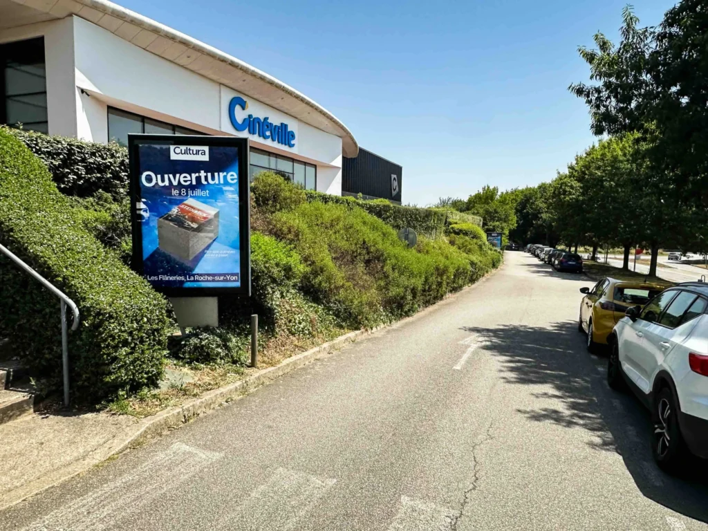 Affichage publicitaire sur mobilier urbain devant le Cinéville de La Roche-sur-Yon pour l’ouverture de Cultura