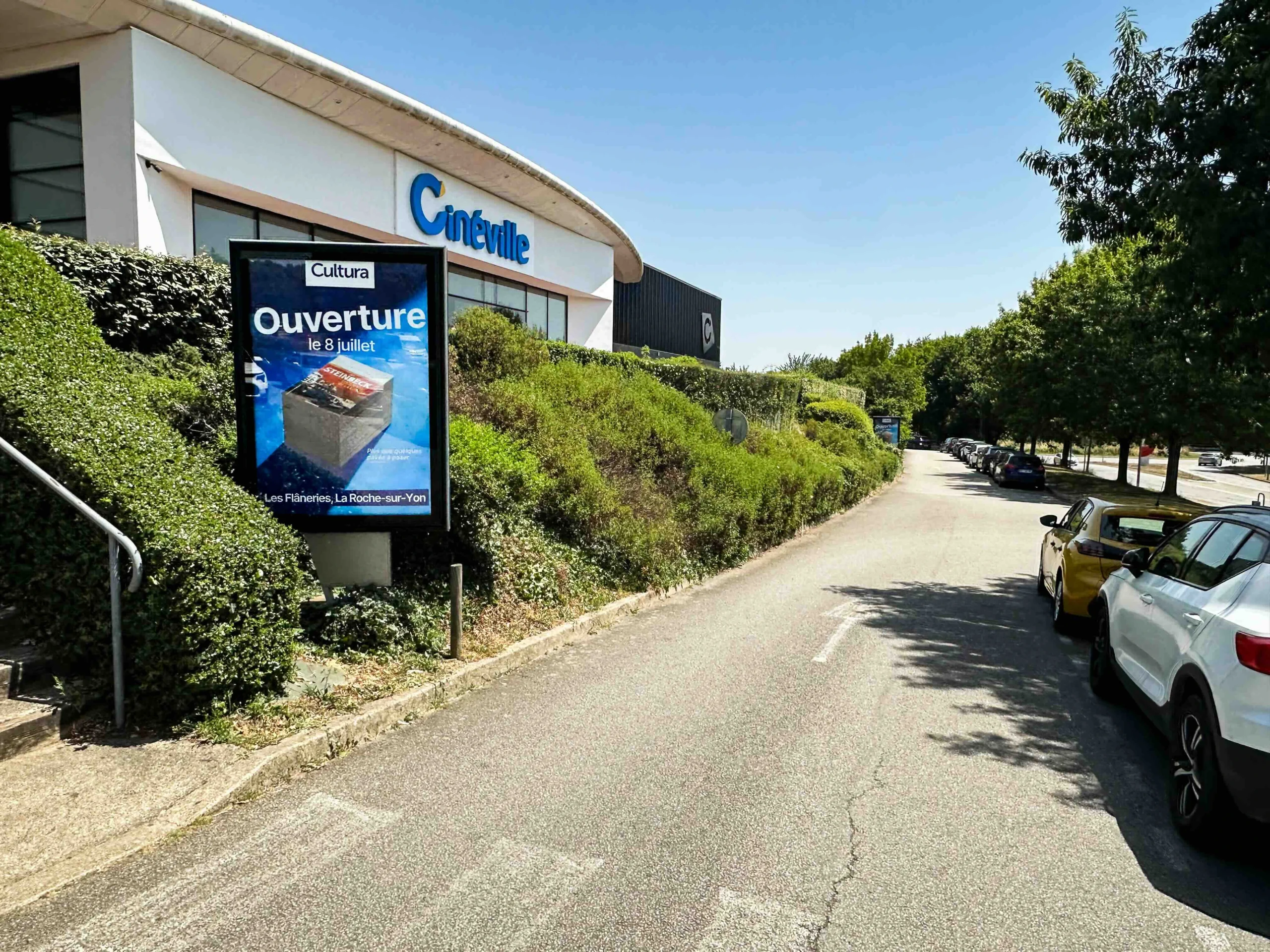 Affichage publicitaire sur mobilier urbain devant le Cinéville de La Roche-sur-Yon pour l’ouverture de Cultura