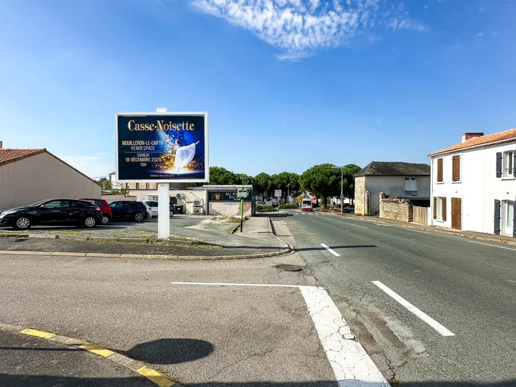 Panneau publicitaire annonçant le spectacle Casse-Noisette à Mouilleron-le-Captif, dans l'agglomération de La Roche-sur-Yon.